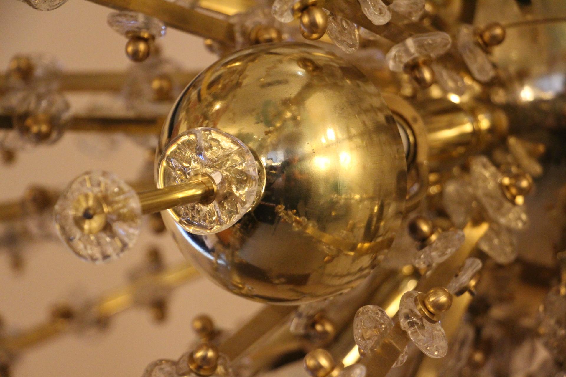 Extra Large Sputnik Chandelier in Brass and Clear Crystal Flowers In Good Condition For Sale In Saint-Ouen, FR