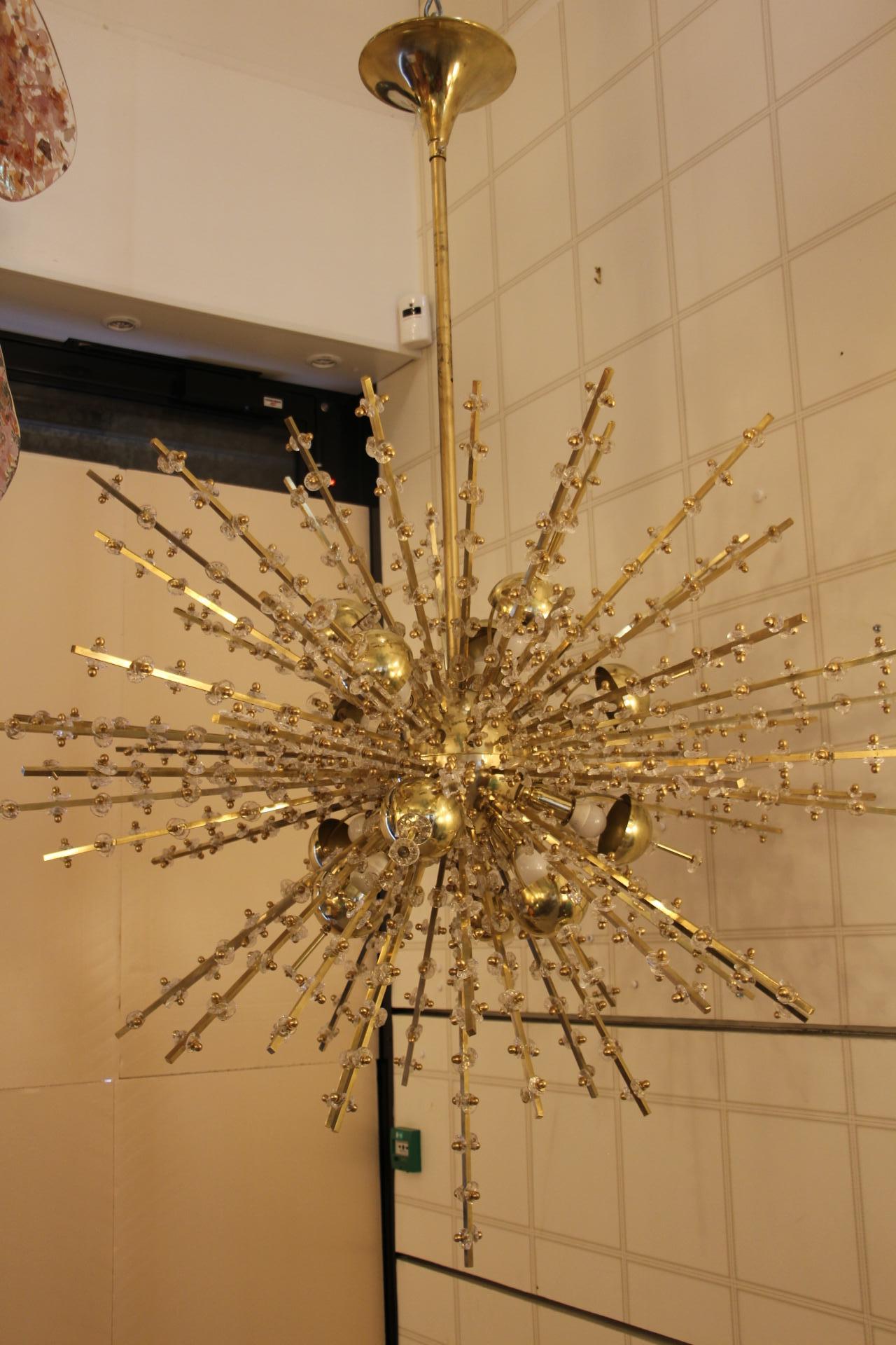 Extra großer Sputnik-Kronleuchter aus Messing und Blumen aus klarem Kristall (Muranoglas) im Angebot