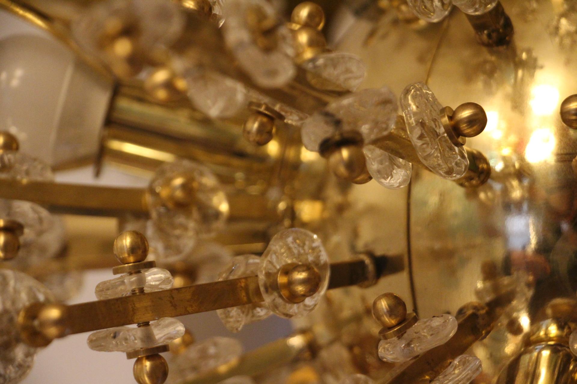 Lustre Spoutnik extra large en laiton et fleurs en cristal transparent en vente 1