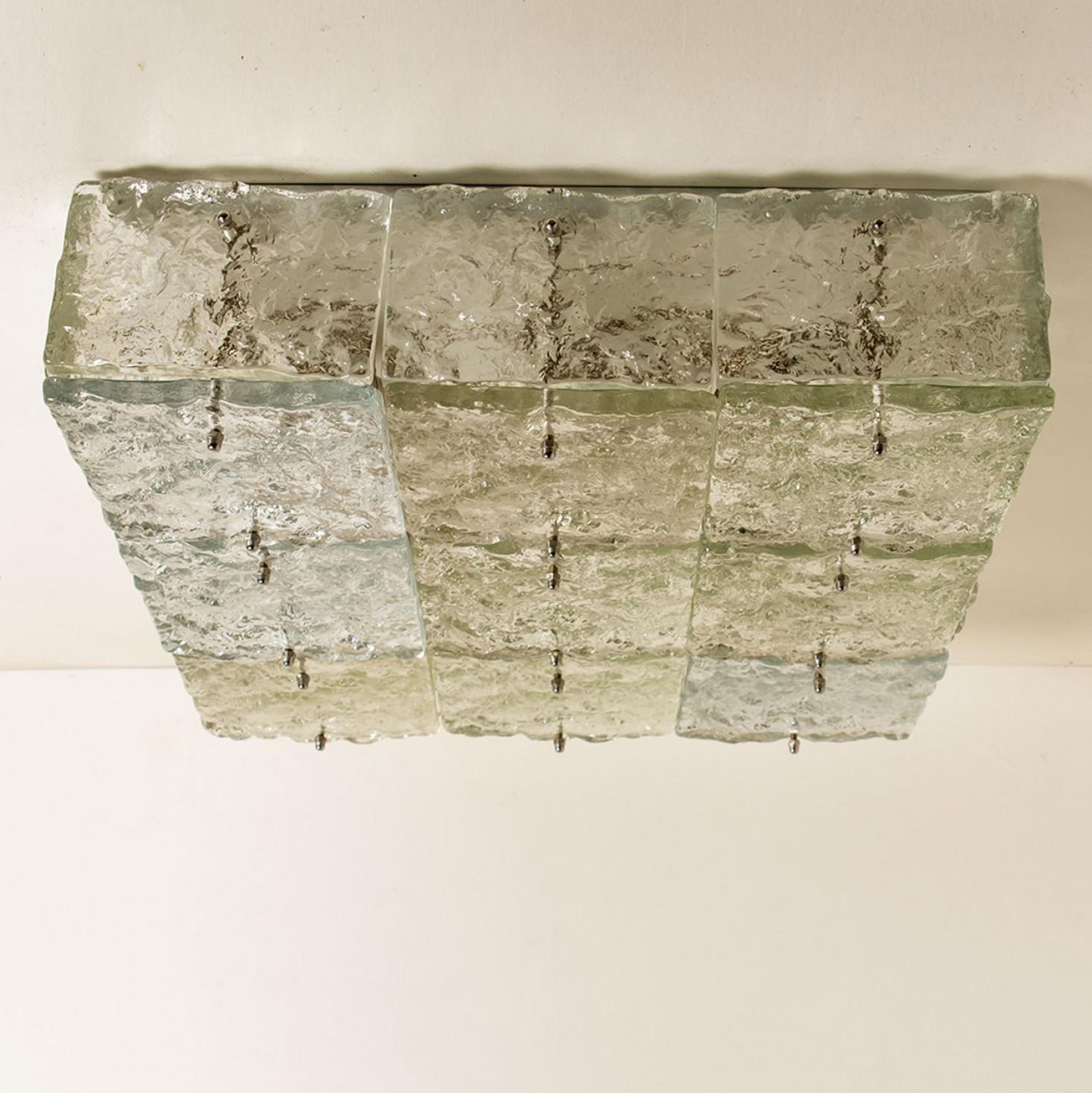 Des lignes épurées pour compléter tous les décors. Étonnant encastrement carré en verre à grande échelle par J.T. Kalmar, Vienne, Autriche, fabriqué vers 1970, (fin des années 1960 et début des années 1970).

Le fond et les côtés sont constitués de