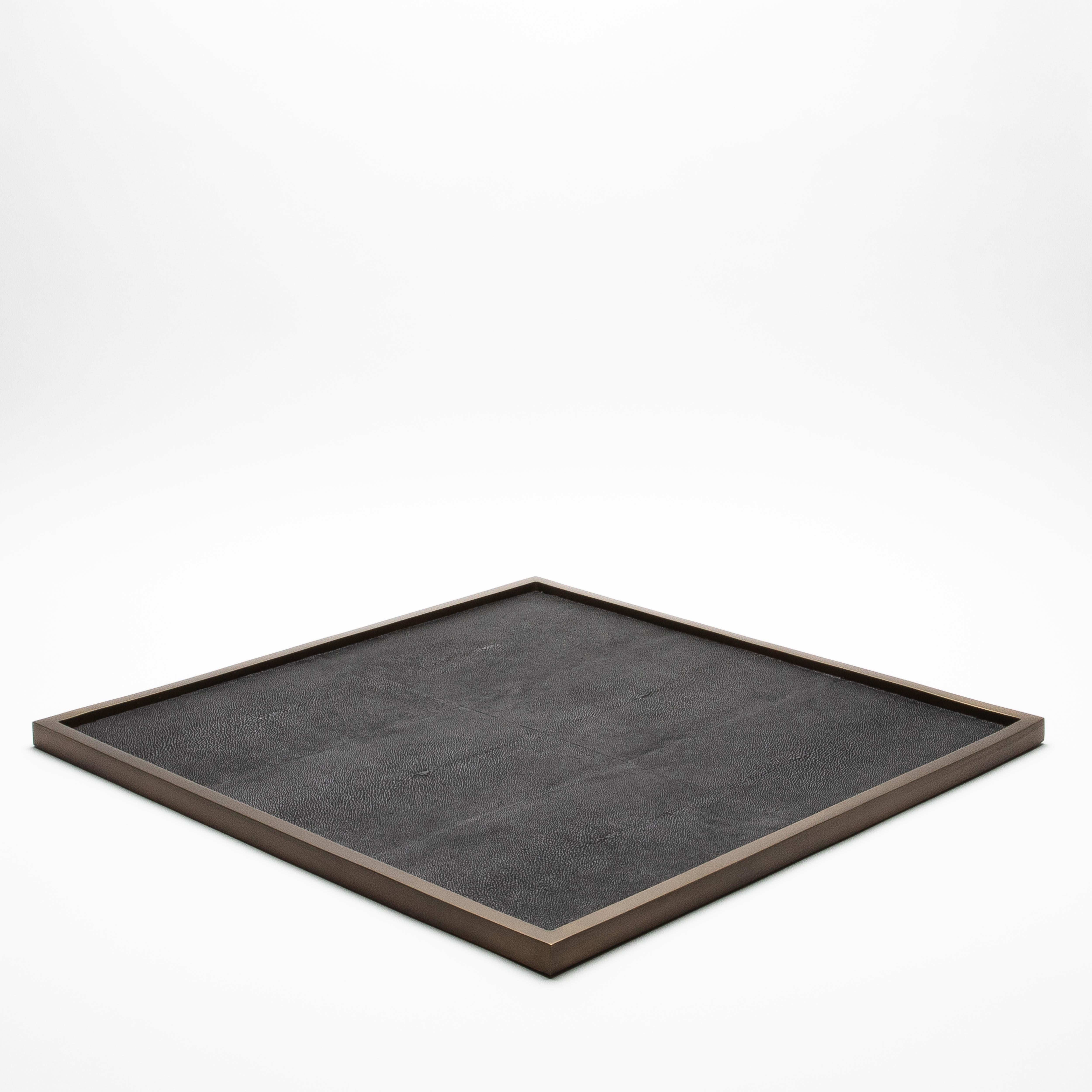 Art déco Très grand plateau carré en galuchat noir et laiton patiné bronze par Kifu Paris en vente