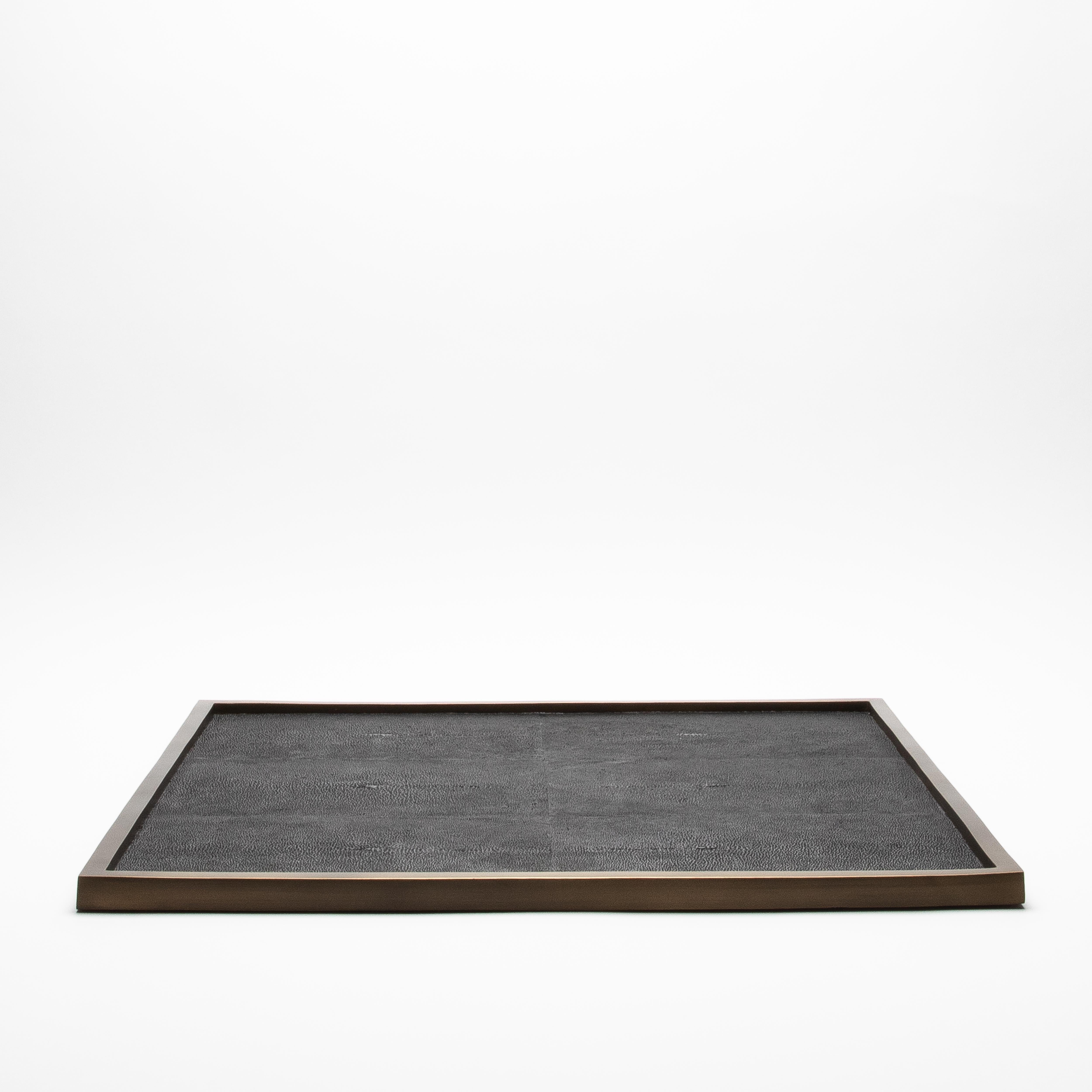 Philippin Très grand plateau carré en galuchat noir et laiton patiné bronze par Kifu Paris en vente