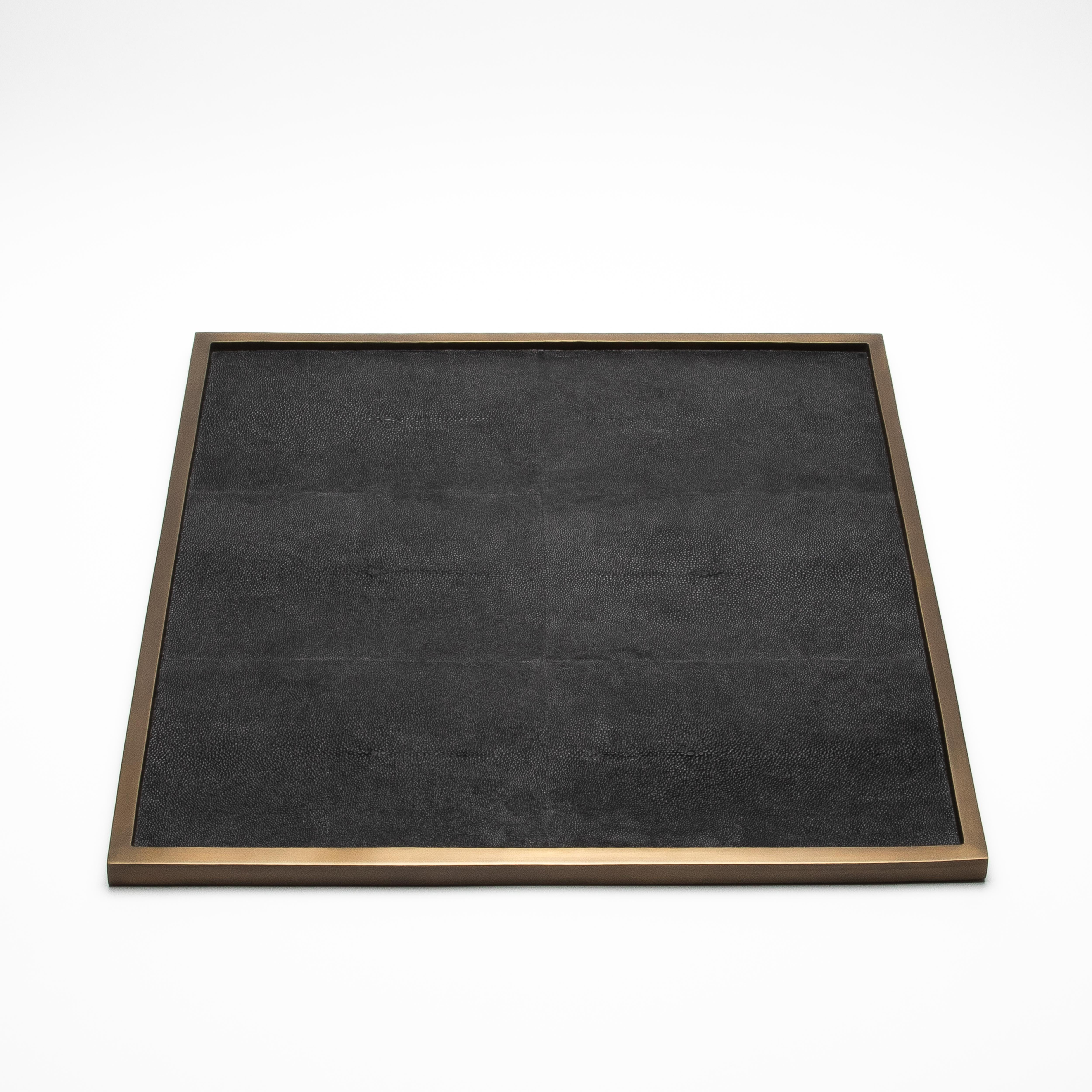 Fait main Très grand plateau carré en galuchat noir et laiton patiné bronze par Kifu Paris en vente