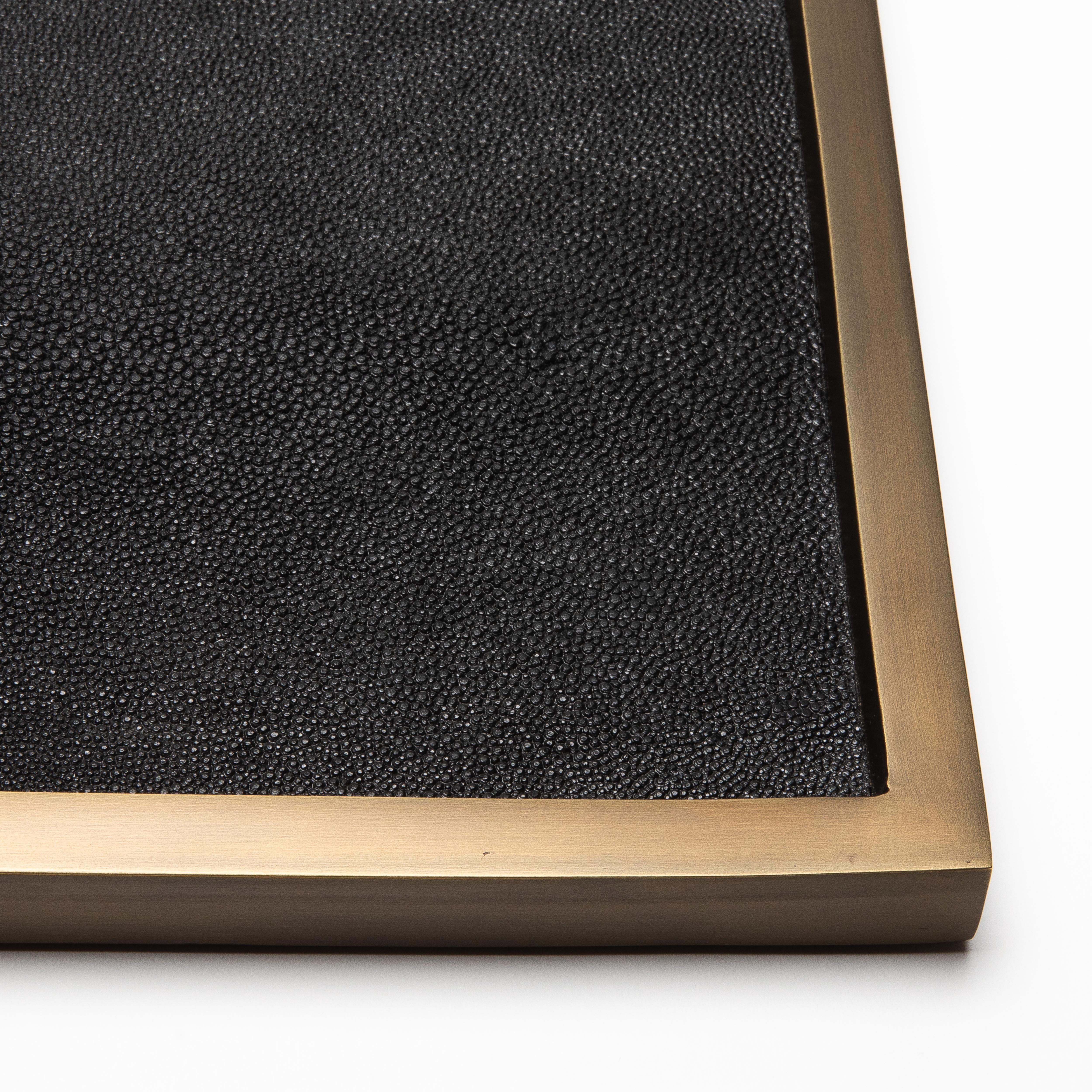 Très grand plateau carré en galuchat noir et laiton patiné bronze par Kifu Paris Neuf - En vente à West Hollywood, CA