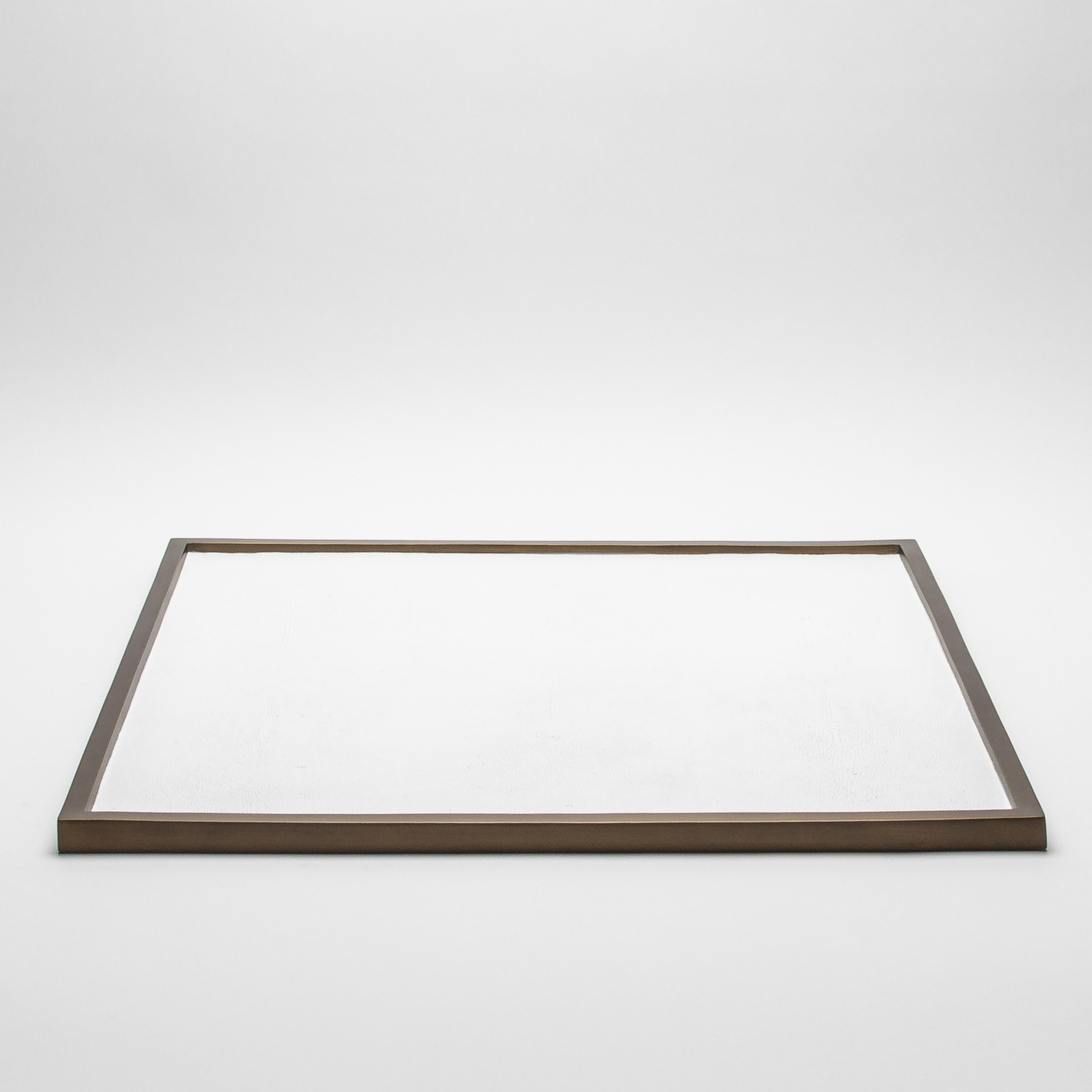 Art Déco Vassoio quadrato extra large in zigrino bianco con ottone patinato bronzo di Kifu Paris in vendita