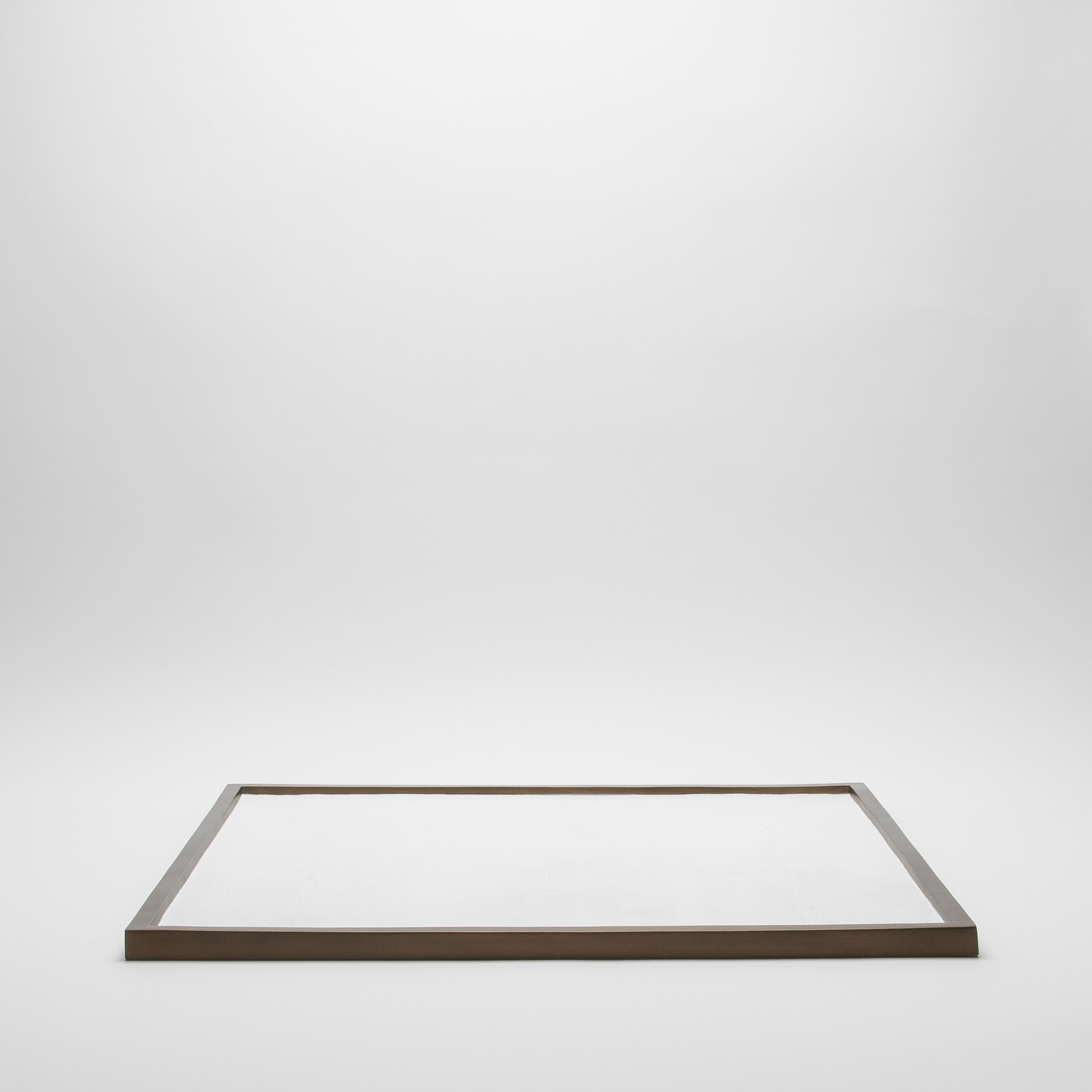 Fatto a mano Vassoio quadrato extra large in zigrino bianco con ottone patinato bronzo di Kifu Paris in vendita