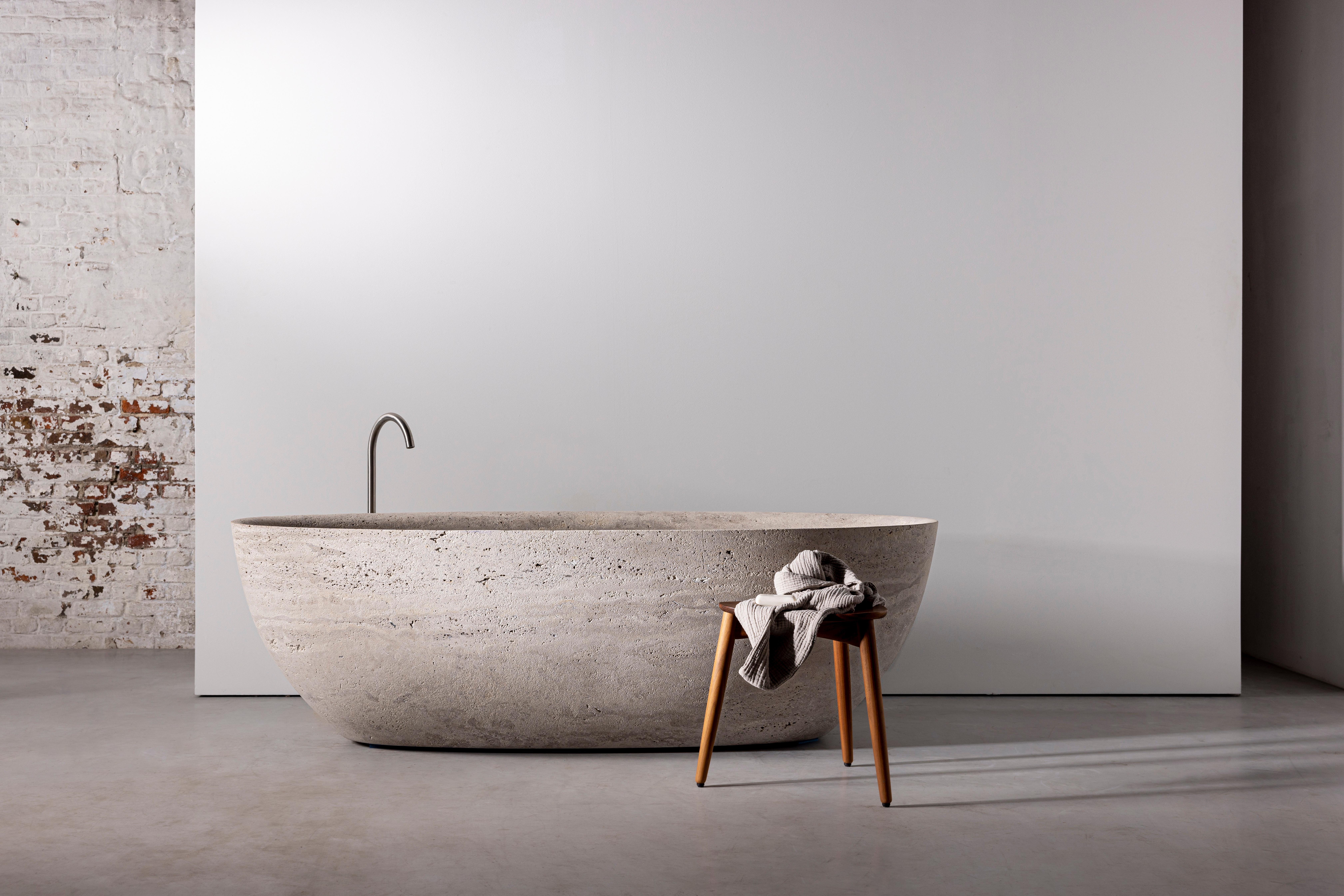 Extra large stone bathtub by Studio Loho
Dimensions: D 85 x W 190 x H 57 cm
Materials: stone
Other stone types are possible upon request.
Available in 2 sizes: 175cm, 190cm.

The perfect bath requires the right stone. This stone was selected