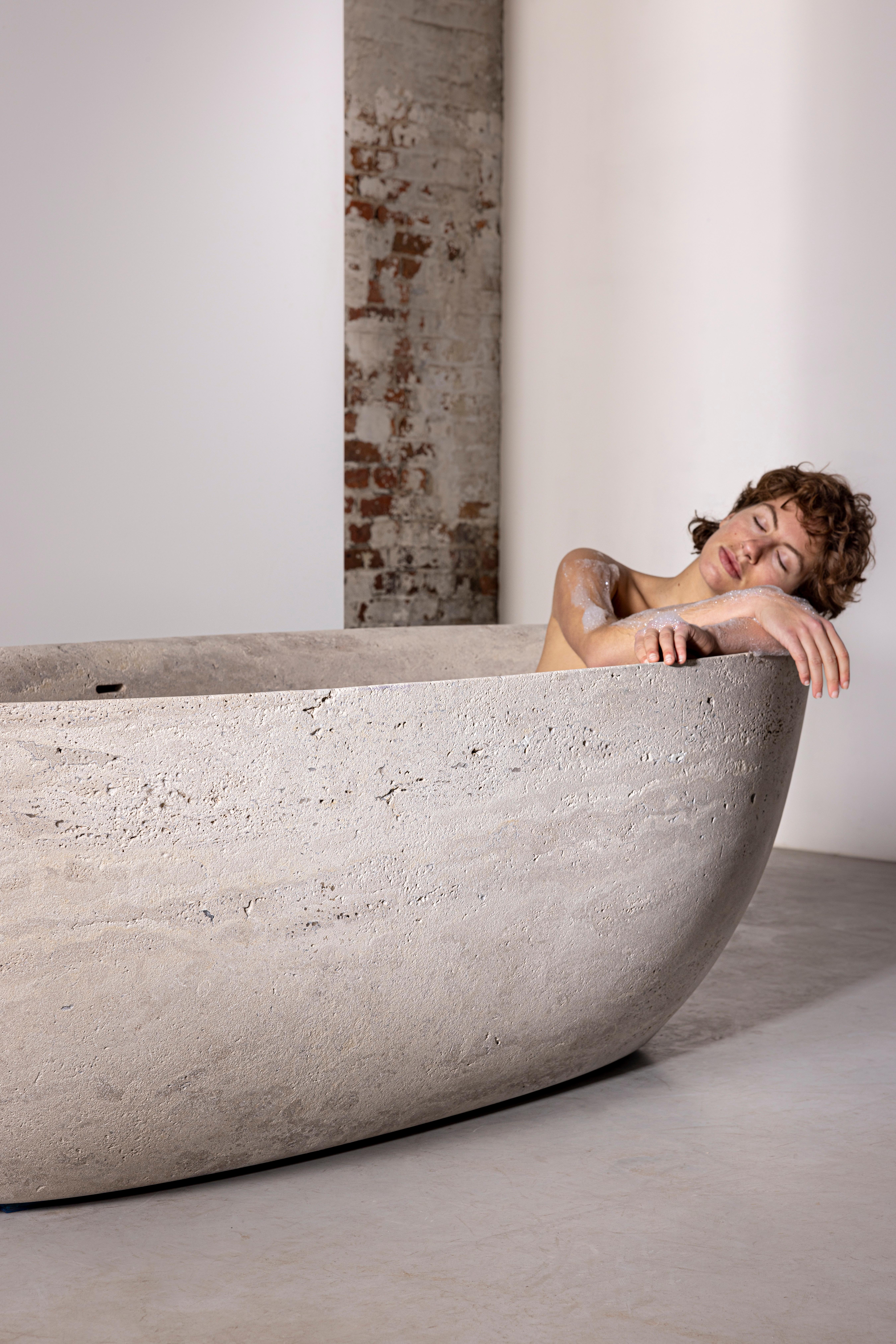 Extra Large Stone Bathtub by Studio Loho In New Condition For Sale In Geneve, CH