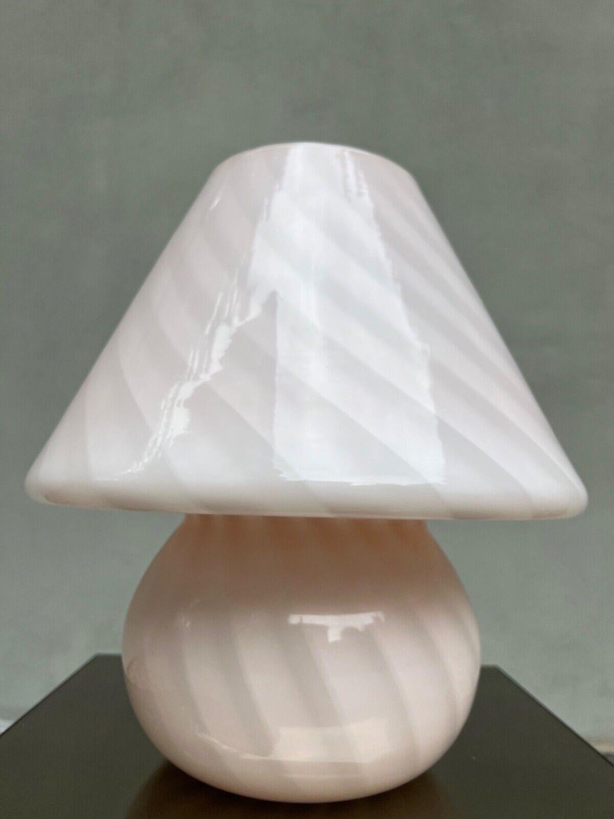 Vintage grande lampe de table Murano en forme de champignon rose tendre avec motif tourbillonnant. Verre soufflé à la bouche en une seule pièce. Donne une lumière très calme. Fait à la main en Italie, années 1970.
H:37 cm D:32 cm