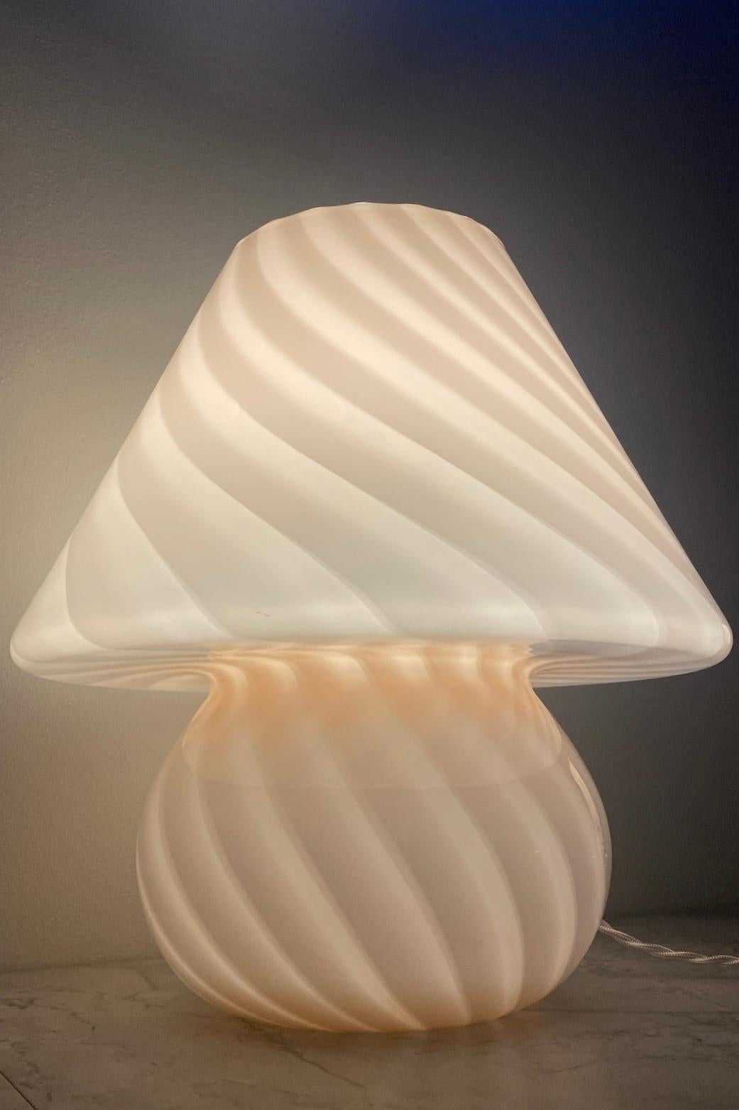 Extra large stunning vintage Murano pink rose swirl mushroom glass table lamp In Good Condition For Sale In Copenhagen, DK