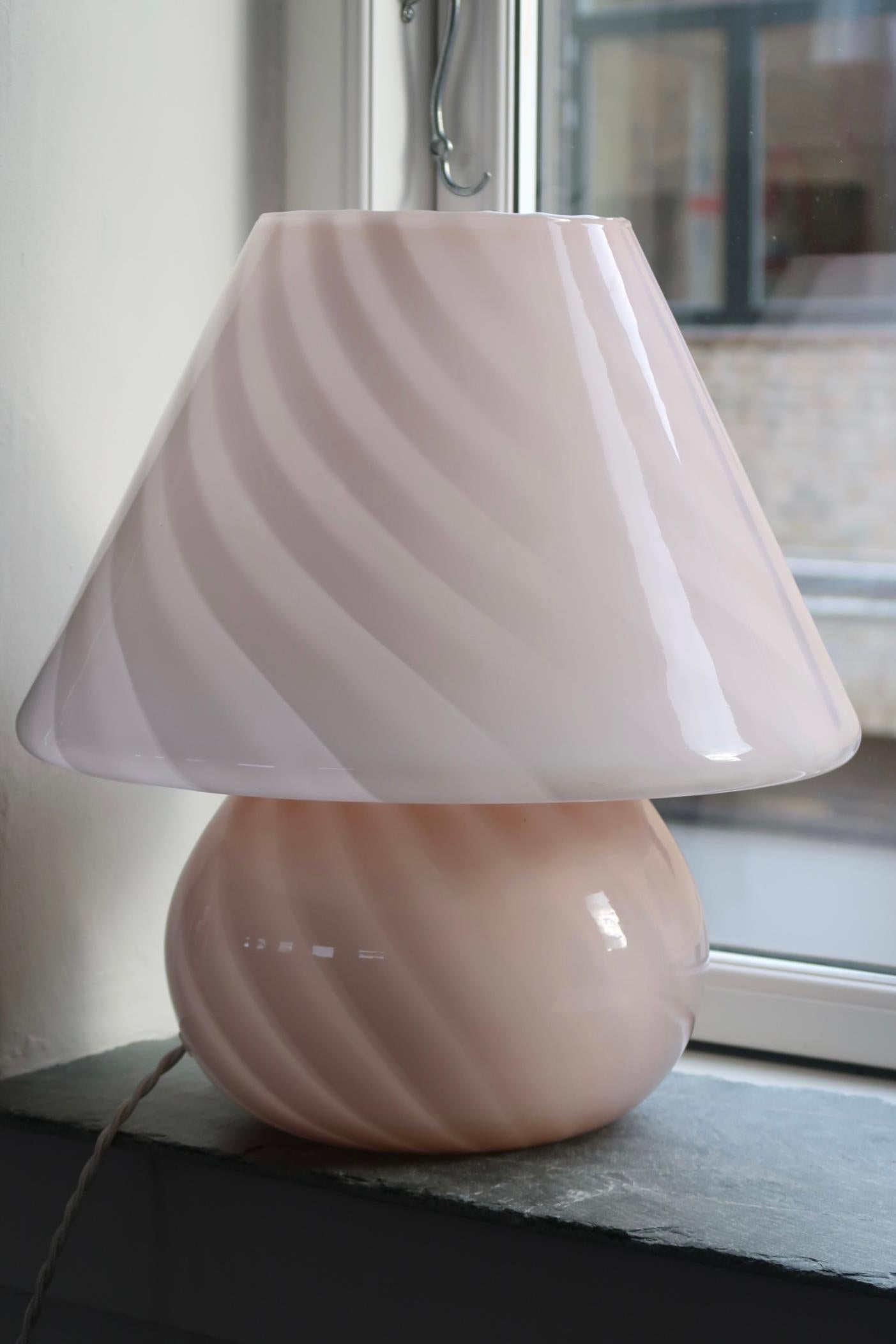 Verre de Murano Extra large lampe de bureau vintage de Murano rose tourbillonnant en verre champignon en vente
