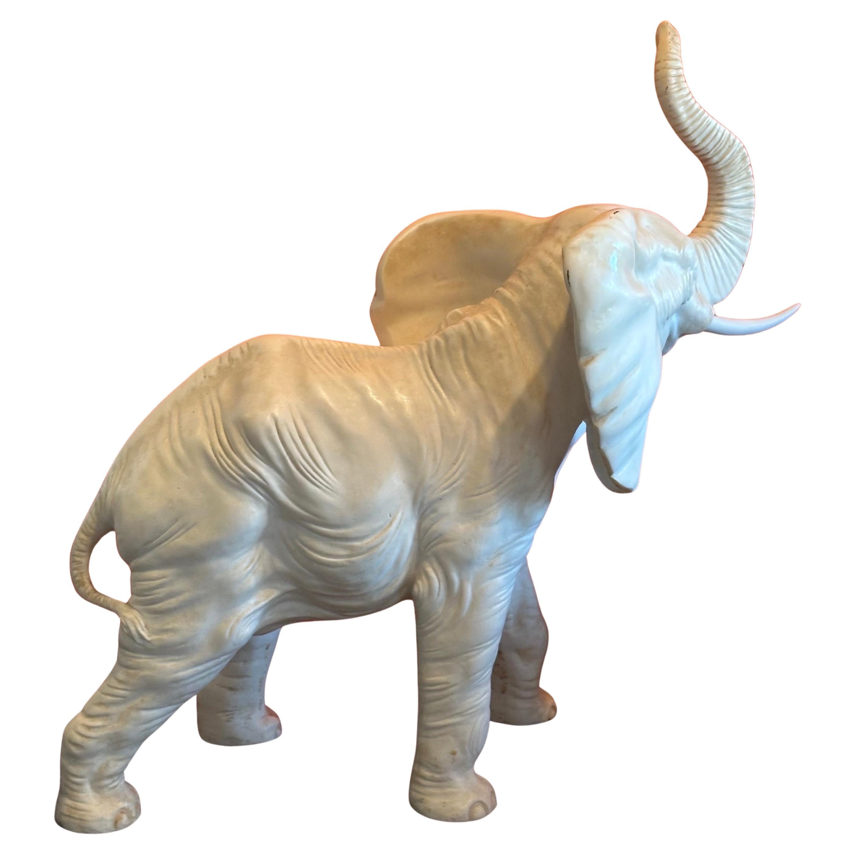 Splendida scultura di elefante africano stilizzato extra large di A. Sabatini, circa anni '70. Il pezzo è in ottime condizioni vintage, è realizzato in resina e presenta dettagli meravigliosi.   L'elefante misura 24 