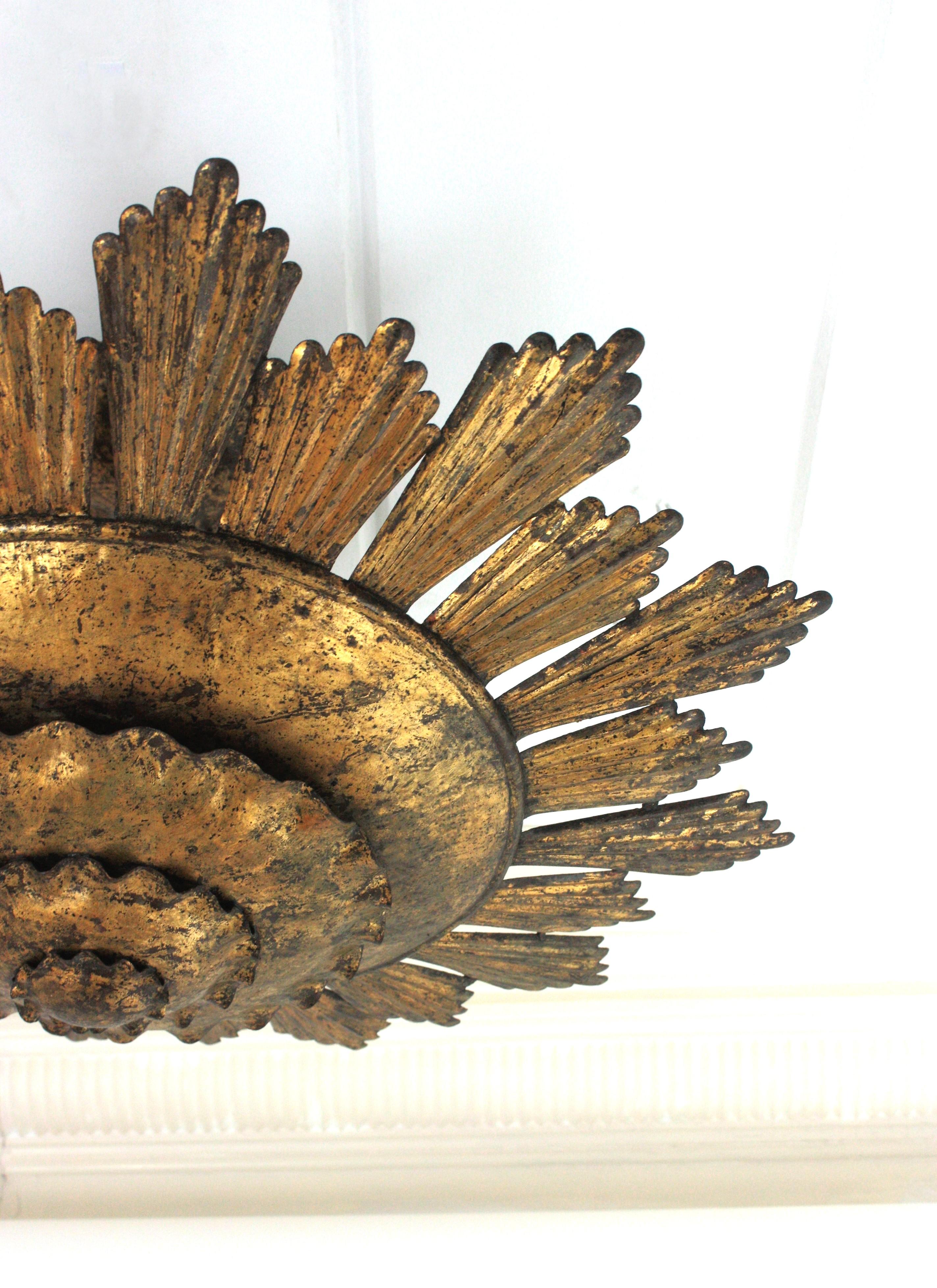 Extra Large Sunburst Chandelier / Lights Fixture in  Fer doré, Espagne, années 1940 en vente 3