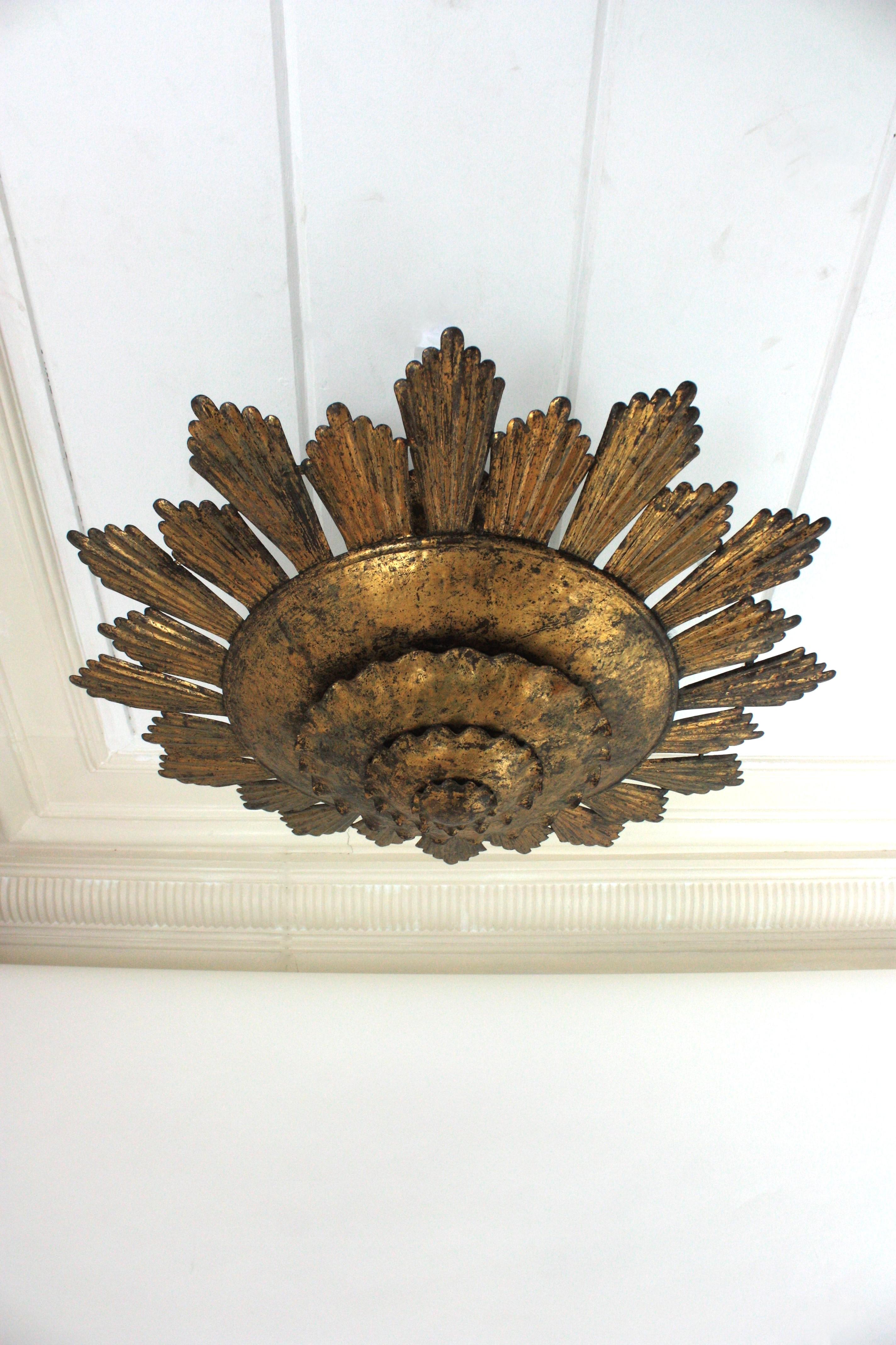 Extra Large Sunburst Chandelier / Lights Fixture in  Fer doré, Espagne, années 1940 en vente 6
