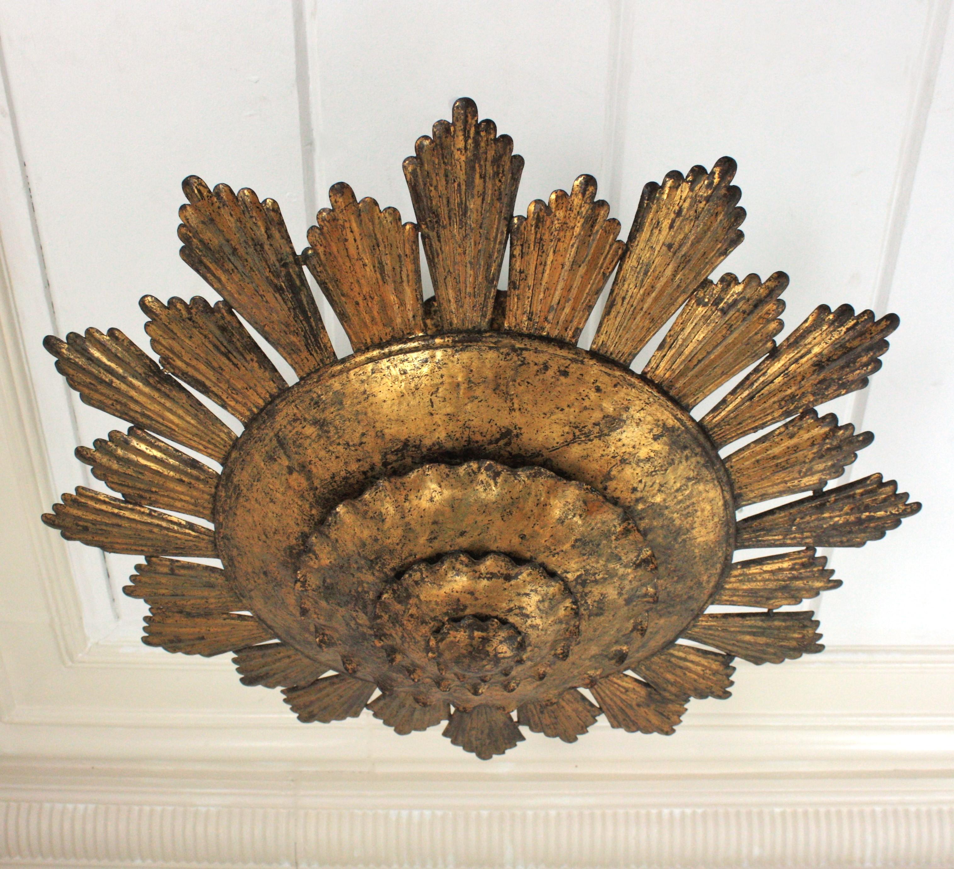 Extra Large Sunburst Chandelier / Lights Fixture in  Fer doré, Espagne, années 1940 en vente 7