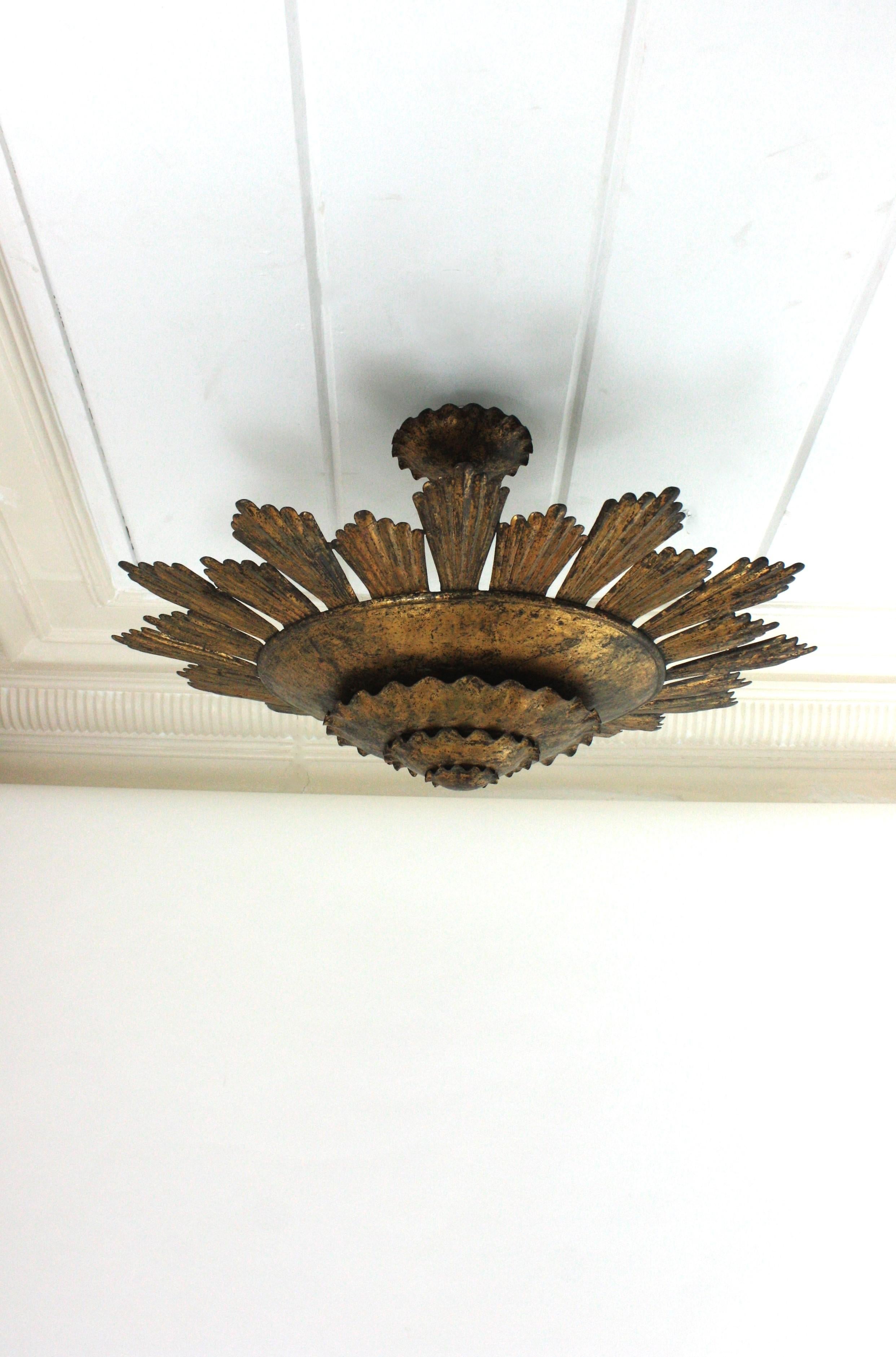 Extra Large Sunburst Chandelier / Lights Fixture in  Fer doré, Espagne, années 1940 en vente 8