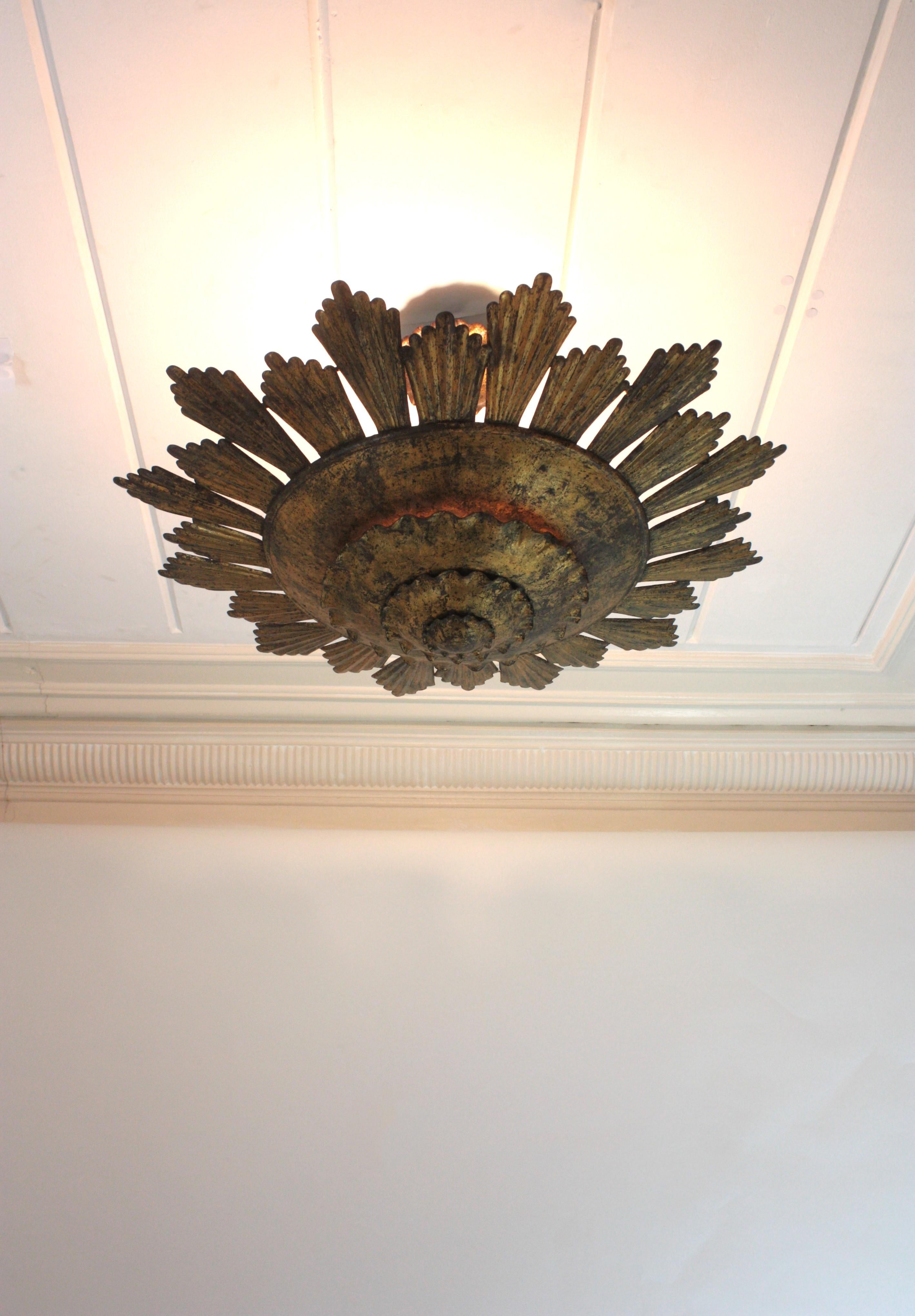 Extra Large Sunburst Chandelier / Lights Fixture in  Fer doré, Espagne, années 1940 en vente 10
