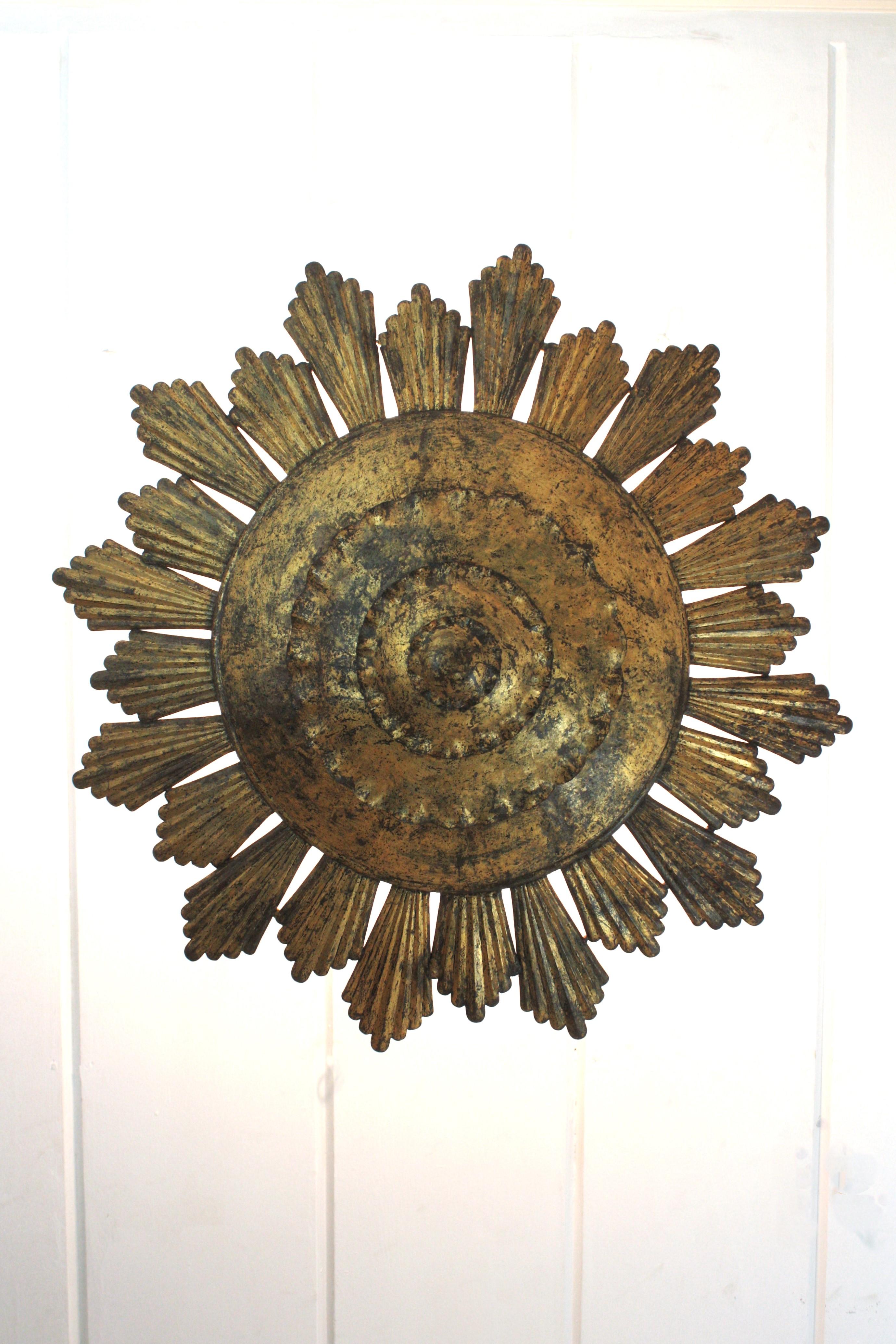 Extra Large Sunburst Chandelier / Lights Fixture in  Fer doré, Espagne, années 1940 en vente 11
