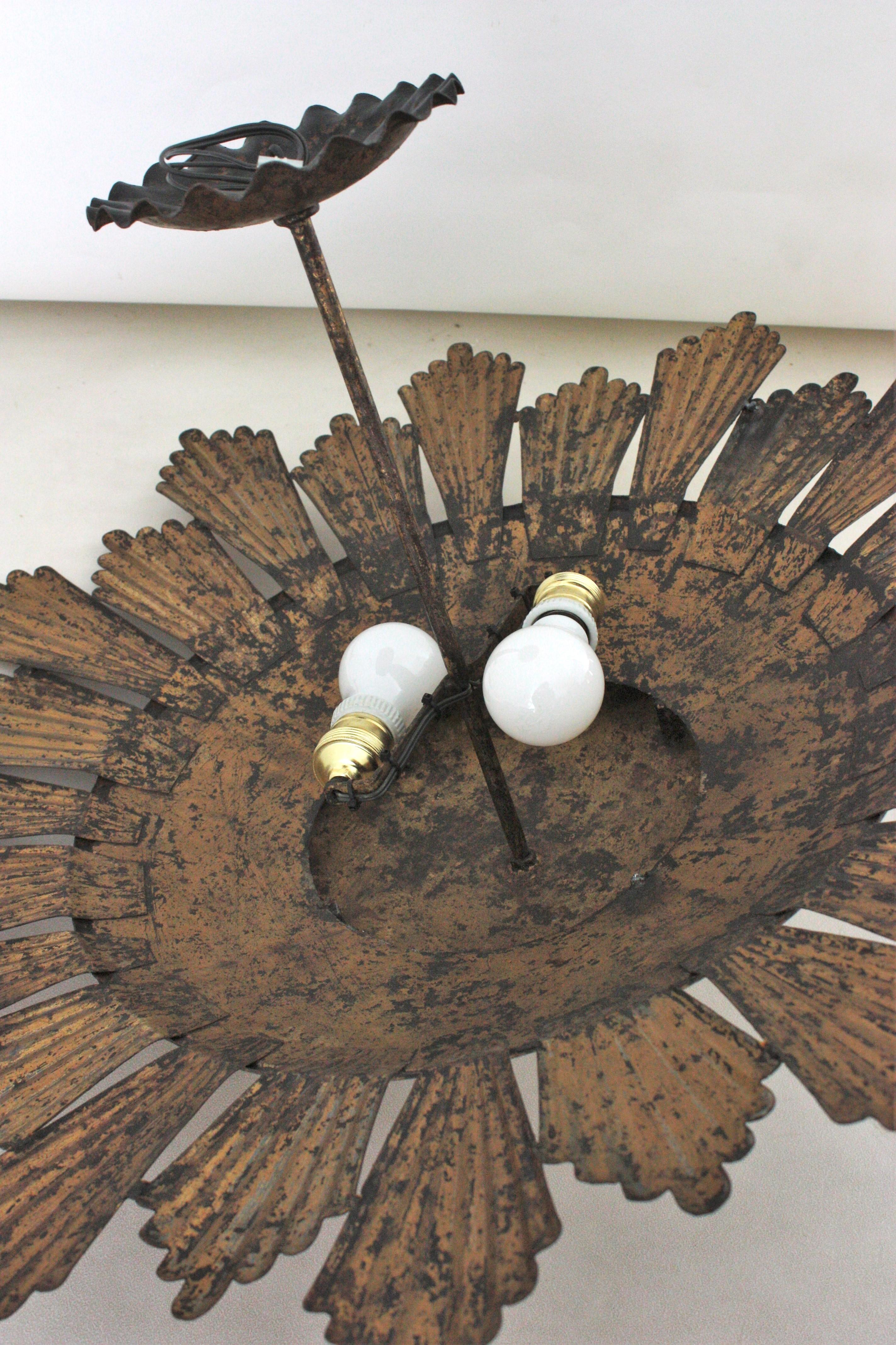 Extra Large Sunburst Chandelier / Lights Fixture in  Fer doré, Espagne, années 1940 en vente 13