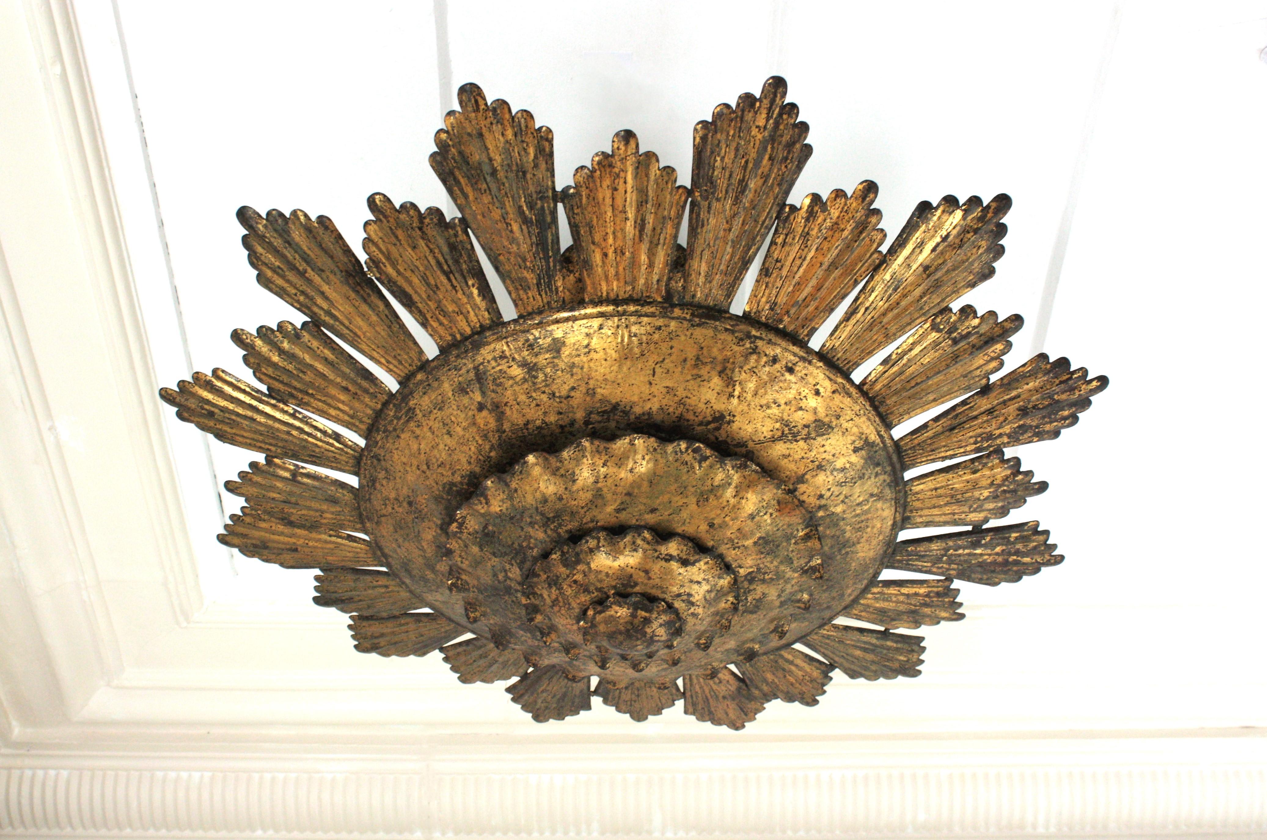 Art déco Extra Large Sunburst Chandelier / Lights Fixture in  Fer doré, Espagne, années 1940 en vente