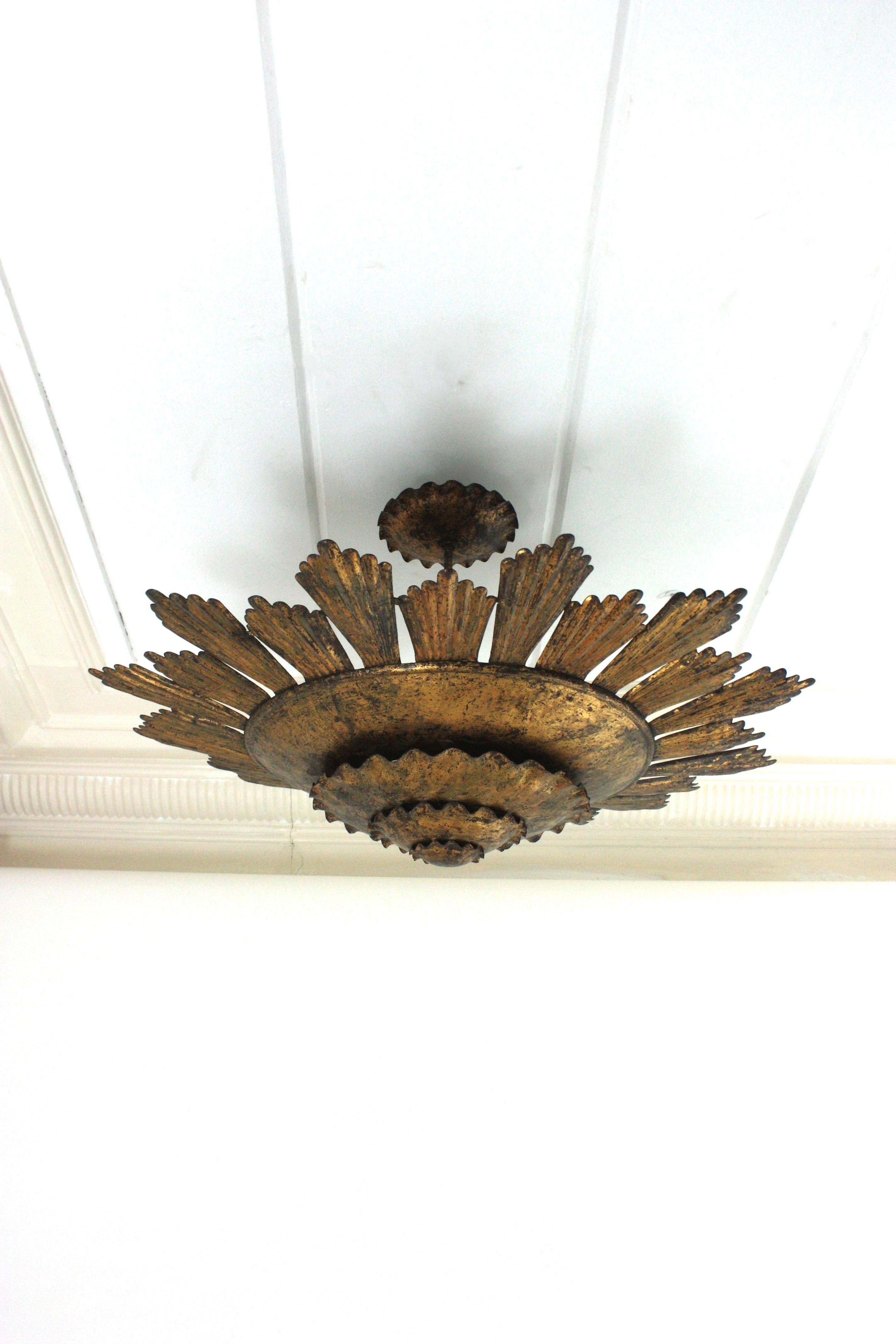 Espagnol Extra Large Sunburst Chandelier / Lights Fixture in  Fer doré, Espagne, années 1940 en vente