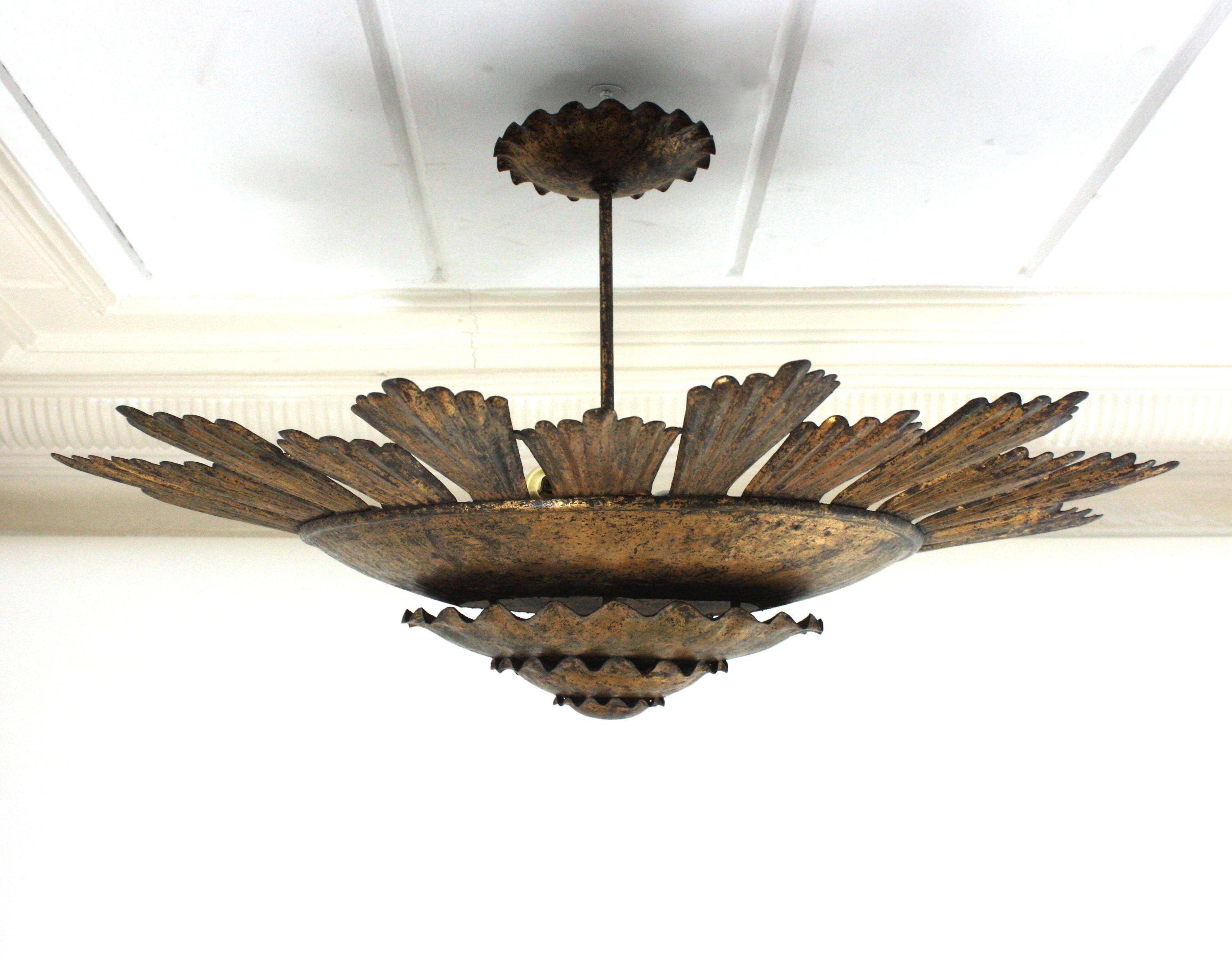Forgé Extra Large Sunburst Chandelier / Lights Fixture in  Fer doré, Espagne, années 1940 en vente