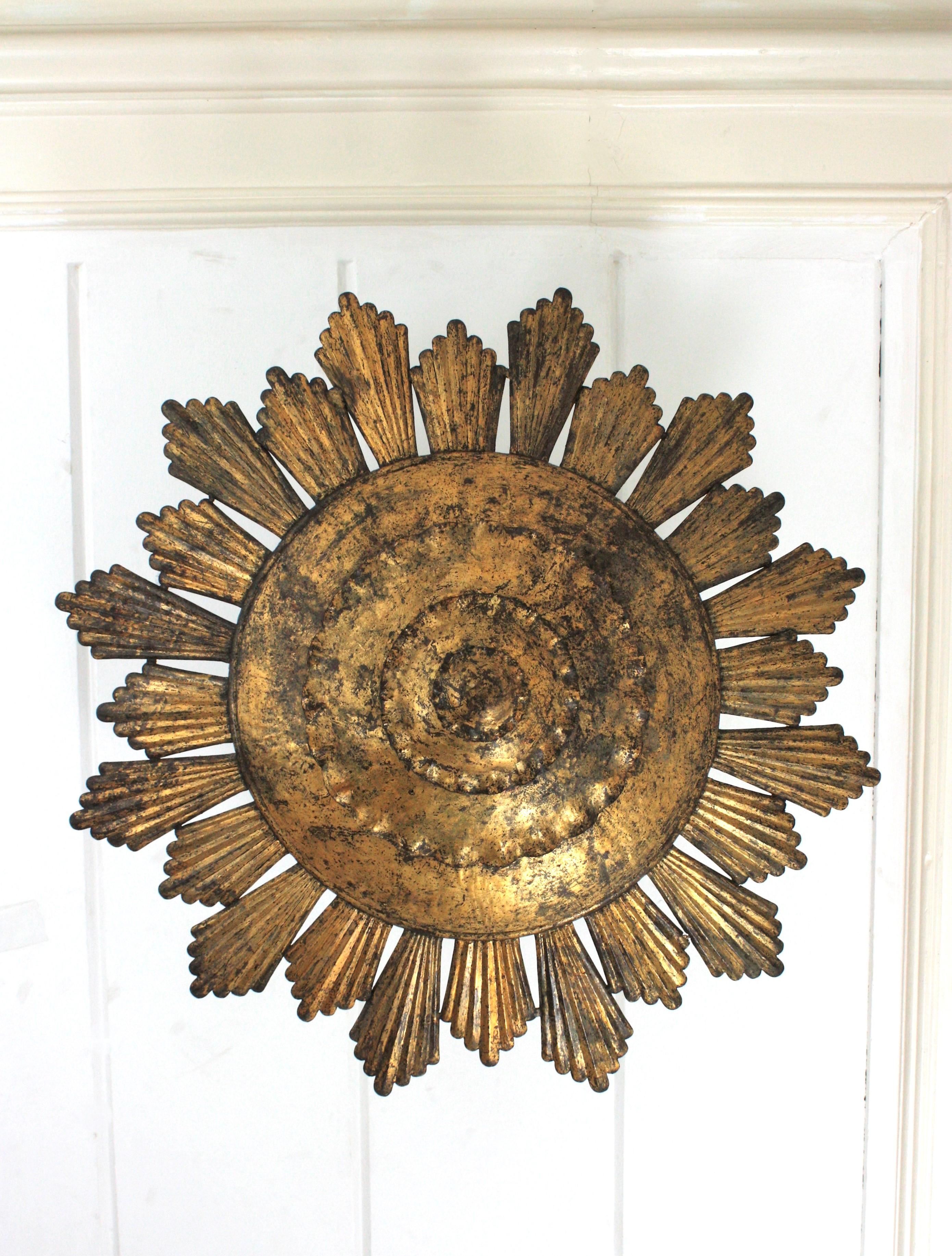 Extra Large Sunburst Chandelier / Lights Fixture in  Fer doré, Espagne, années 1940 Bon état - En vente à Barcelona, ES
