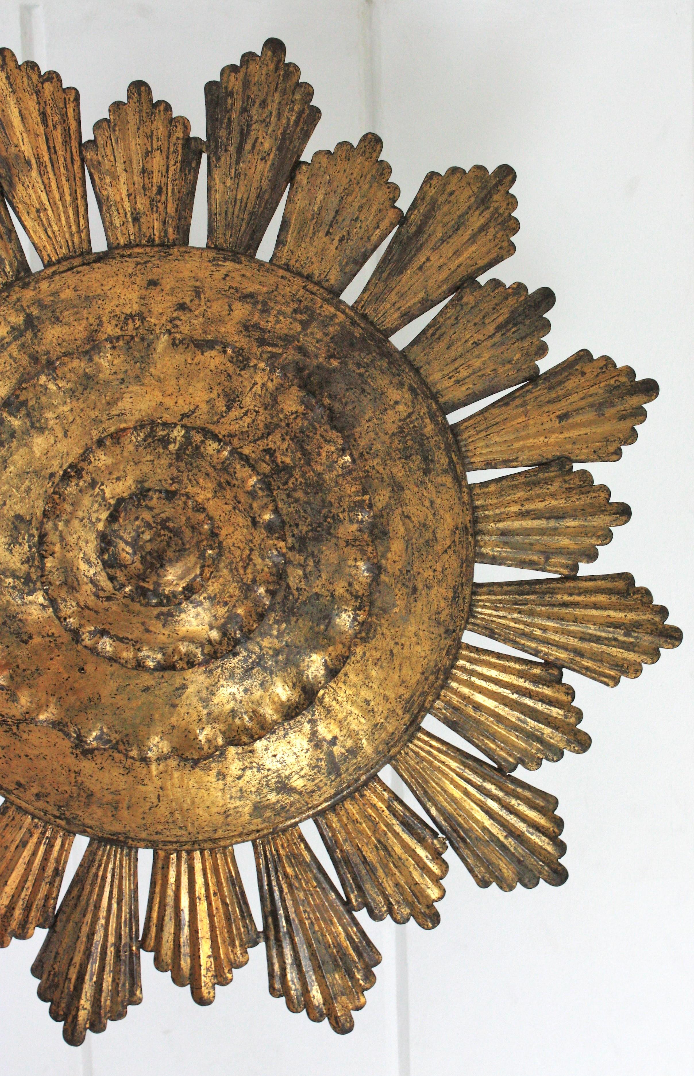 Extra Large Sunburst Chandelier / Lights Fixture in  Fer doré, Espagne, années 1940 en vente 1