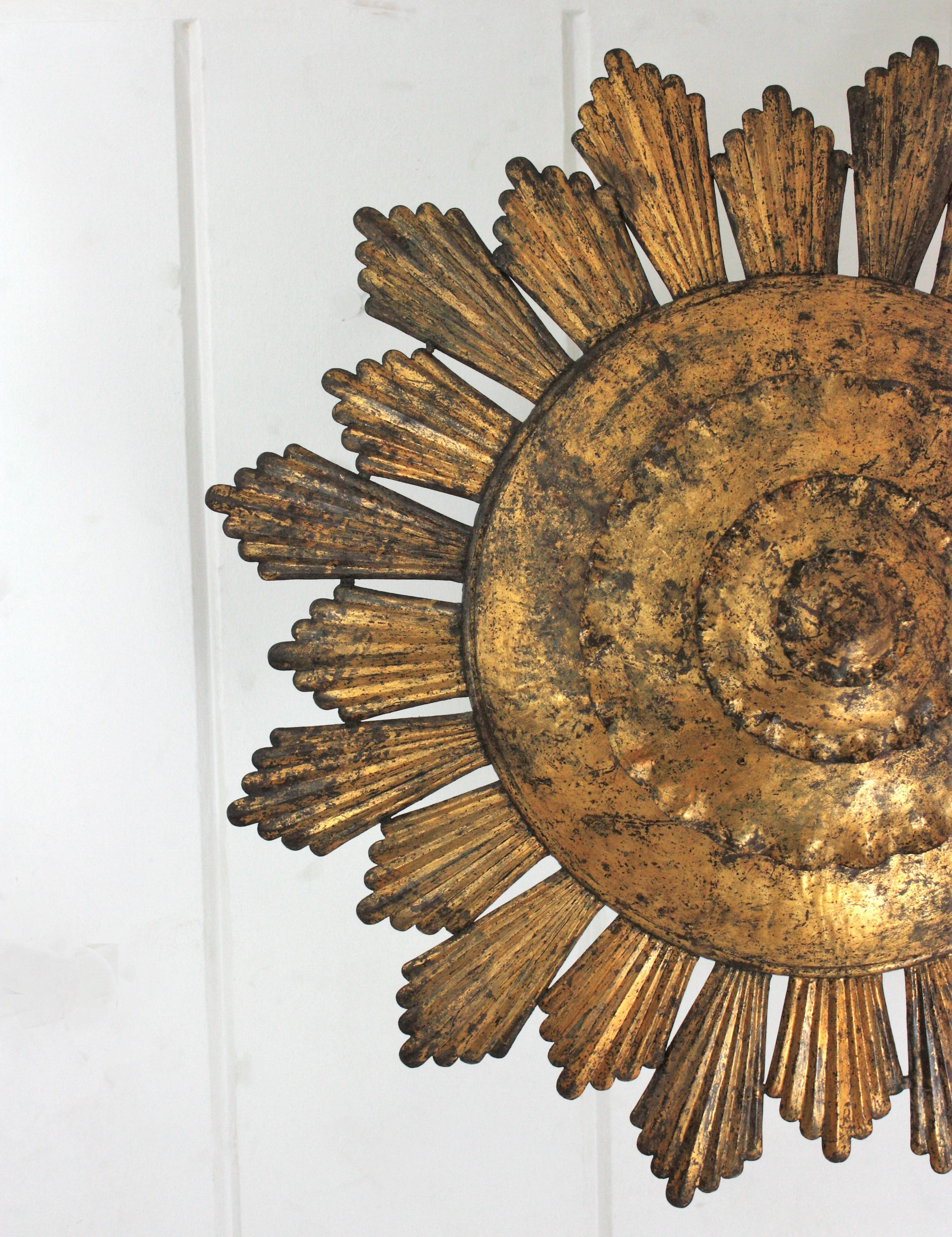 Extra Large Sunburst Chandelier / Lights Fixture in  Fer doré, Espagne, années 1940 en vente 2