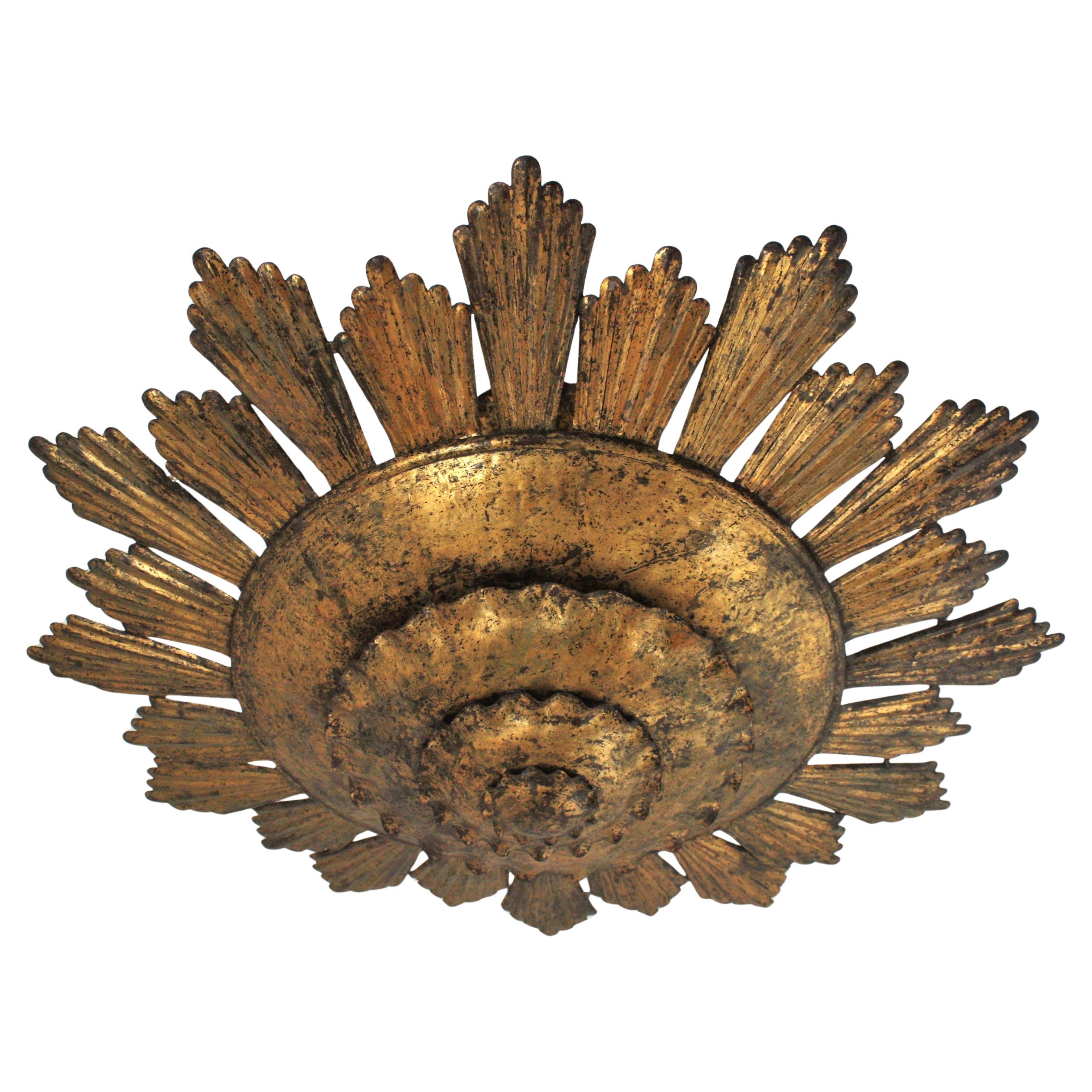 Extra großer Sonnenschliff-Kronleuchter / Leuchte in  Vergoldetes Eisen, Spanien 1940er Jahre