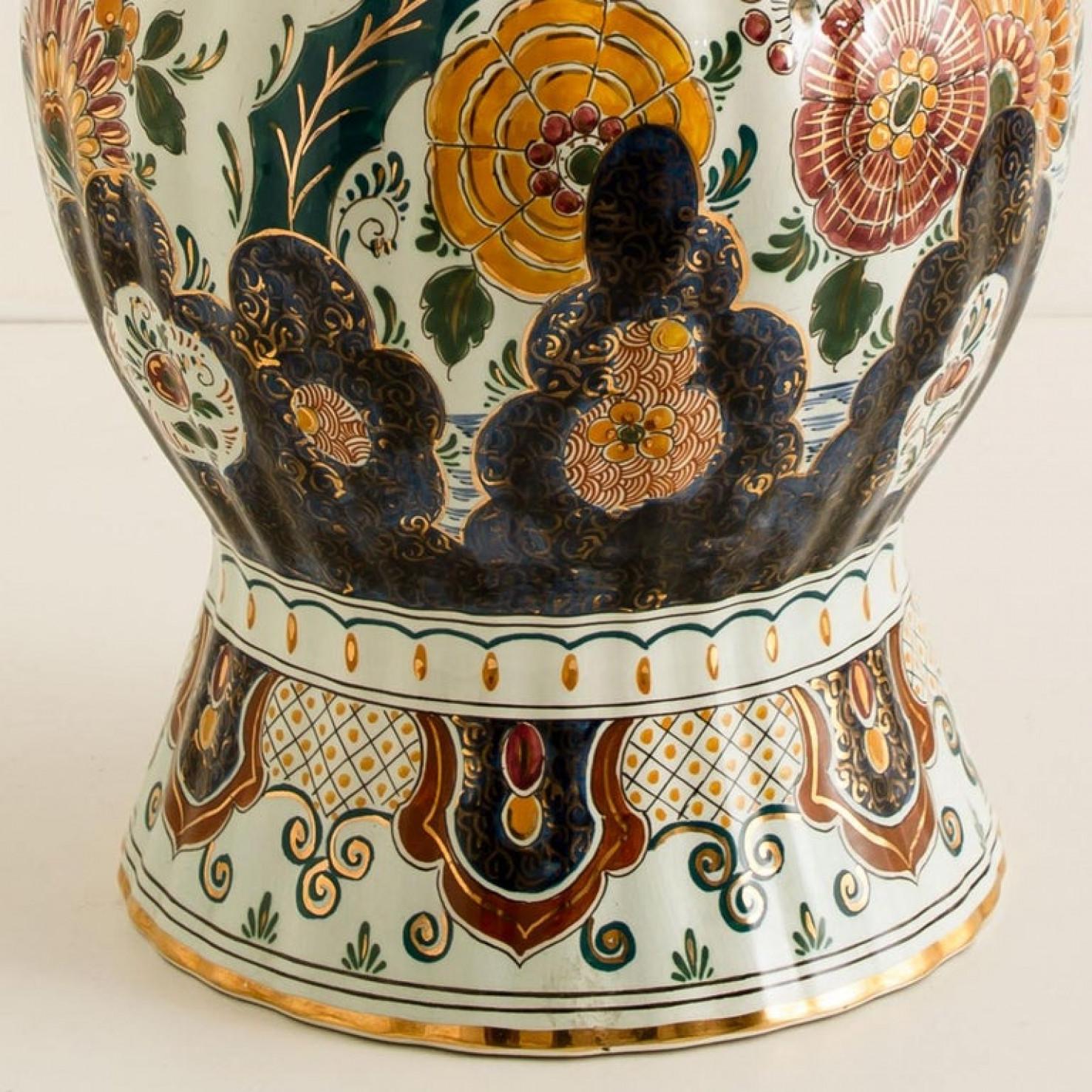 Lámpara de mesa extragrande Delft policromada 1930 Flores pintadas a mano, pantalla de seda en venta 3