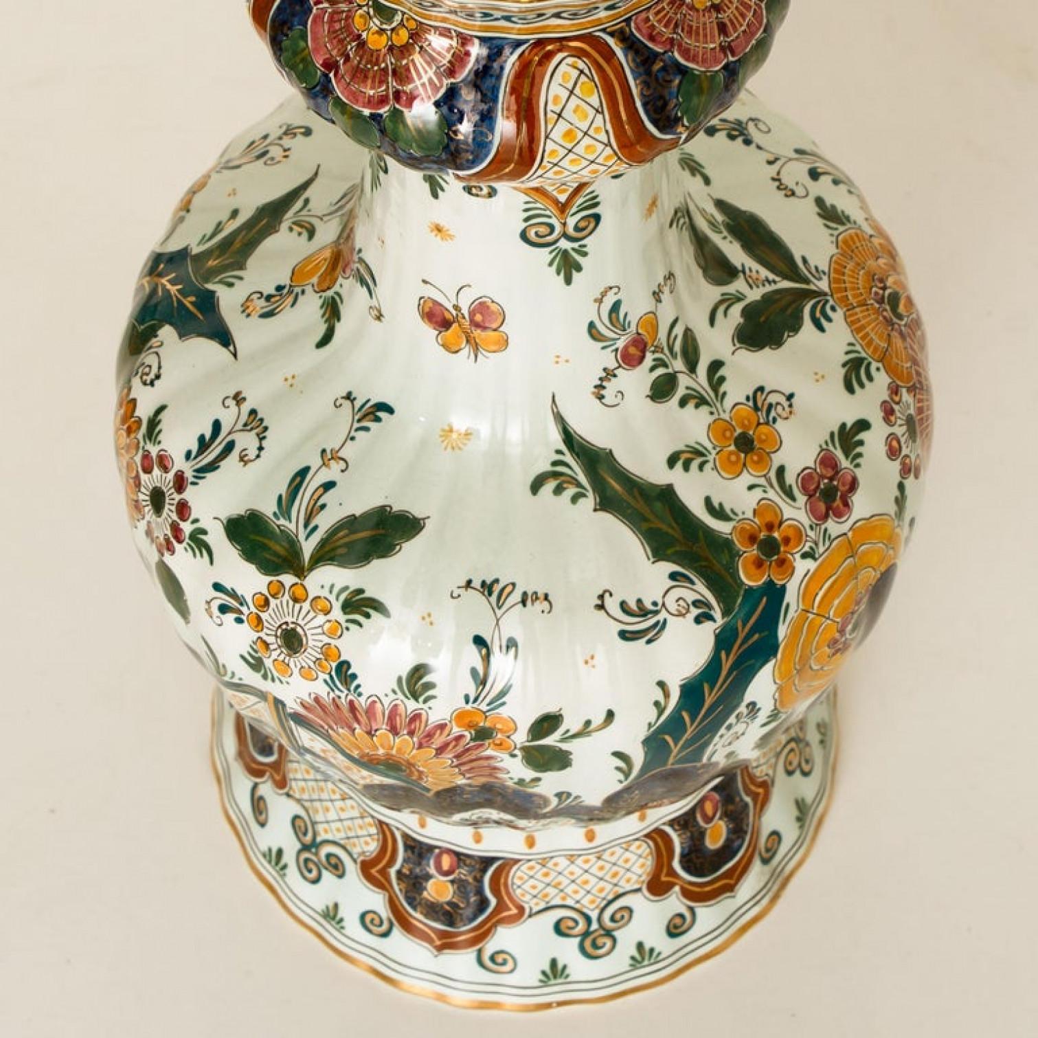 Lámpara de mesa extragrande Delft policromada 1930 Flores pintadas a mano, pantalla de seda en venta 4