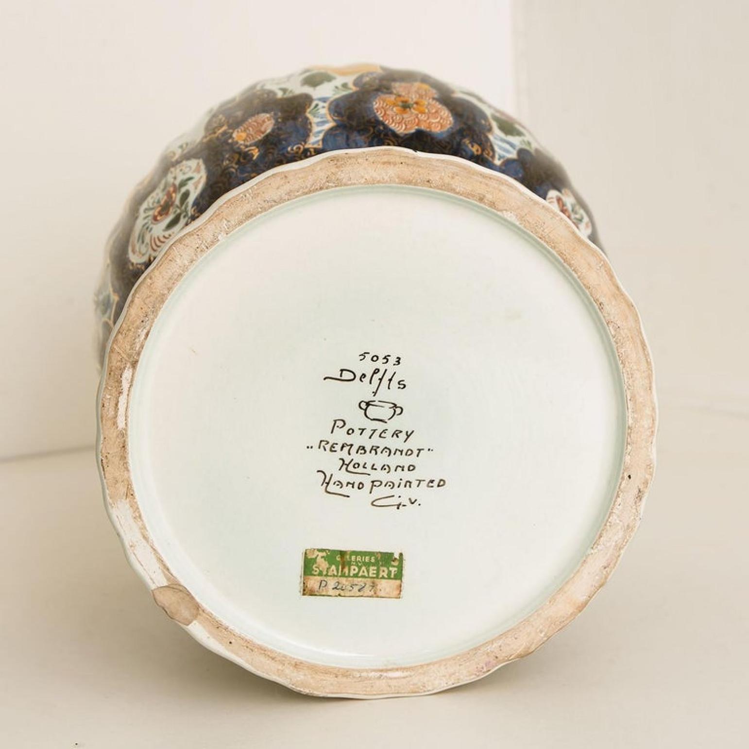 Lámpara de mesa extragrande Delft policromada 1930 Flores pintadas a mano, pantalla de seda en venta 5
