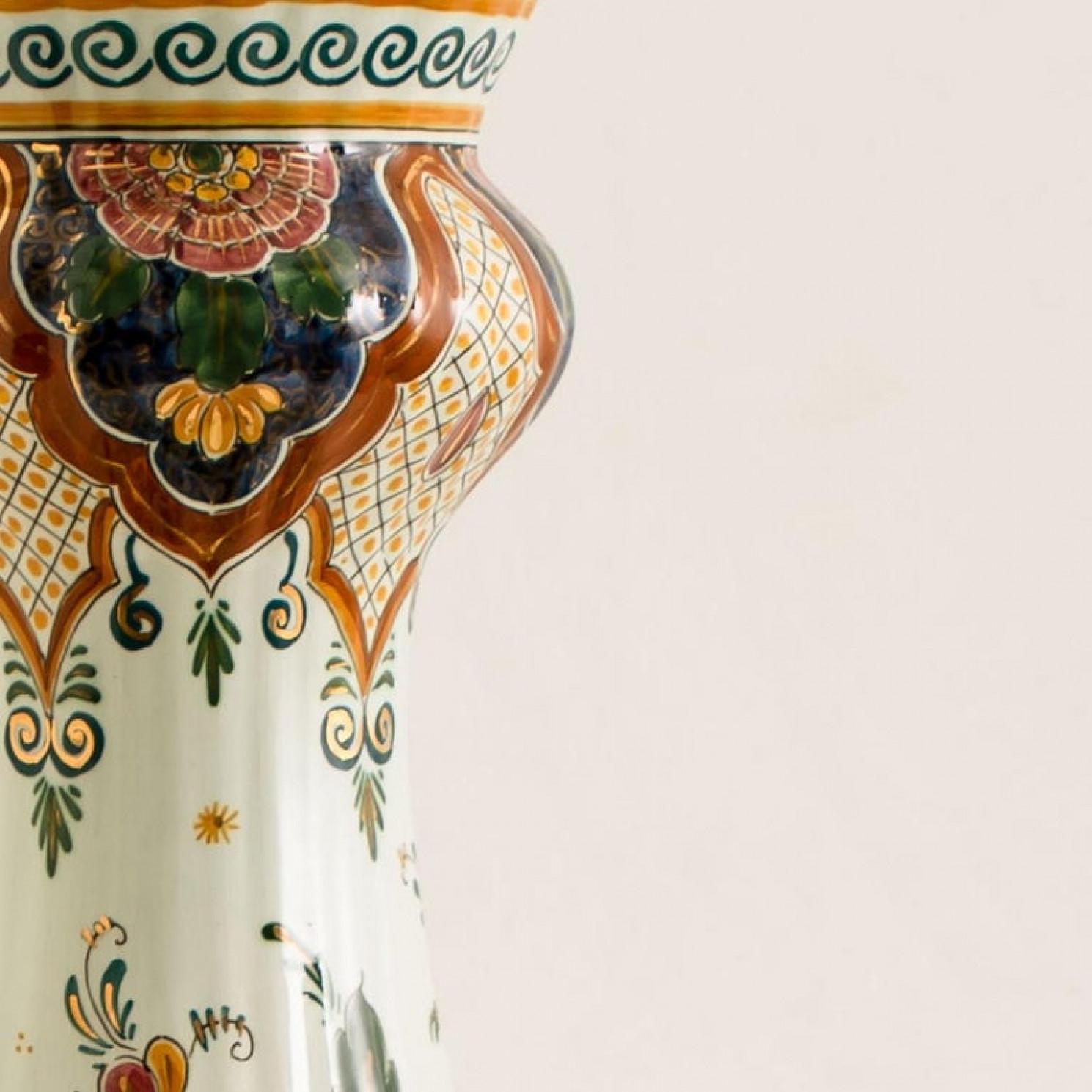 Esta excepcional gran lámpara vintage de cerámica policromada de Delft con tapa (jarrón convertido en lámpara) es elegante tanto por su forma como por su dibujo pintado a mano y colorido. Fabricado hacia 1930, el delft Policromo presenta un diseño
