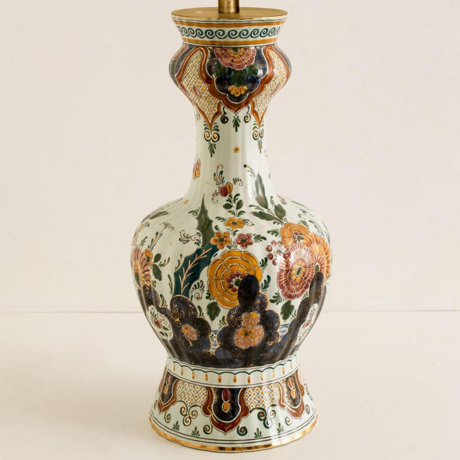 Lámpara de mesa extragrande Delft policromada 1930 Flores pintadas a mano, pantalla de seda Estilo Adán en venta