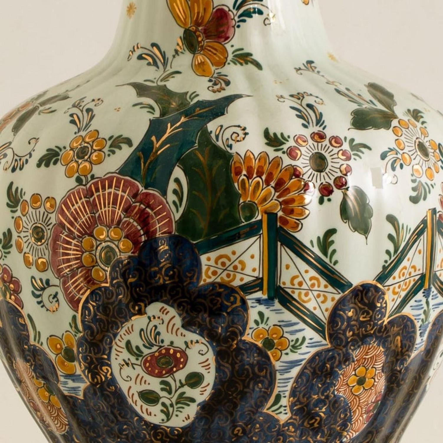 Lámpara de mesa extragrande Delft policromada 1930 Flores pintadas a mano, pantalla de seda en Bueno estado para la venta en Rijssen, NL