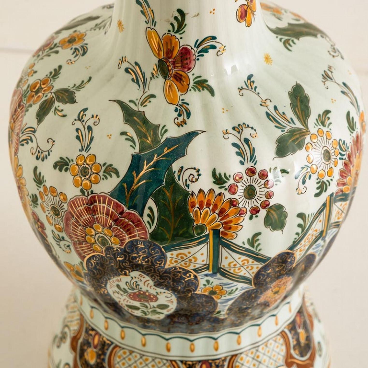 Lámpara de mesa extragrande Delft policromada 1930 Flores pintadas a mano, pantalla de seda en venta 1