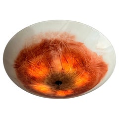 Arte en vidrio rojo, naranja y blanco extragrande y de primera calidad de mediados de siglo para montaje empotrado