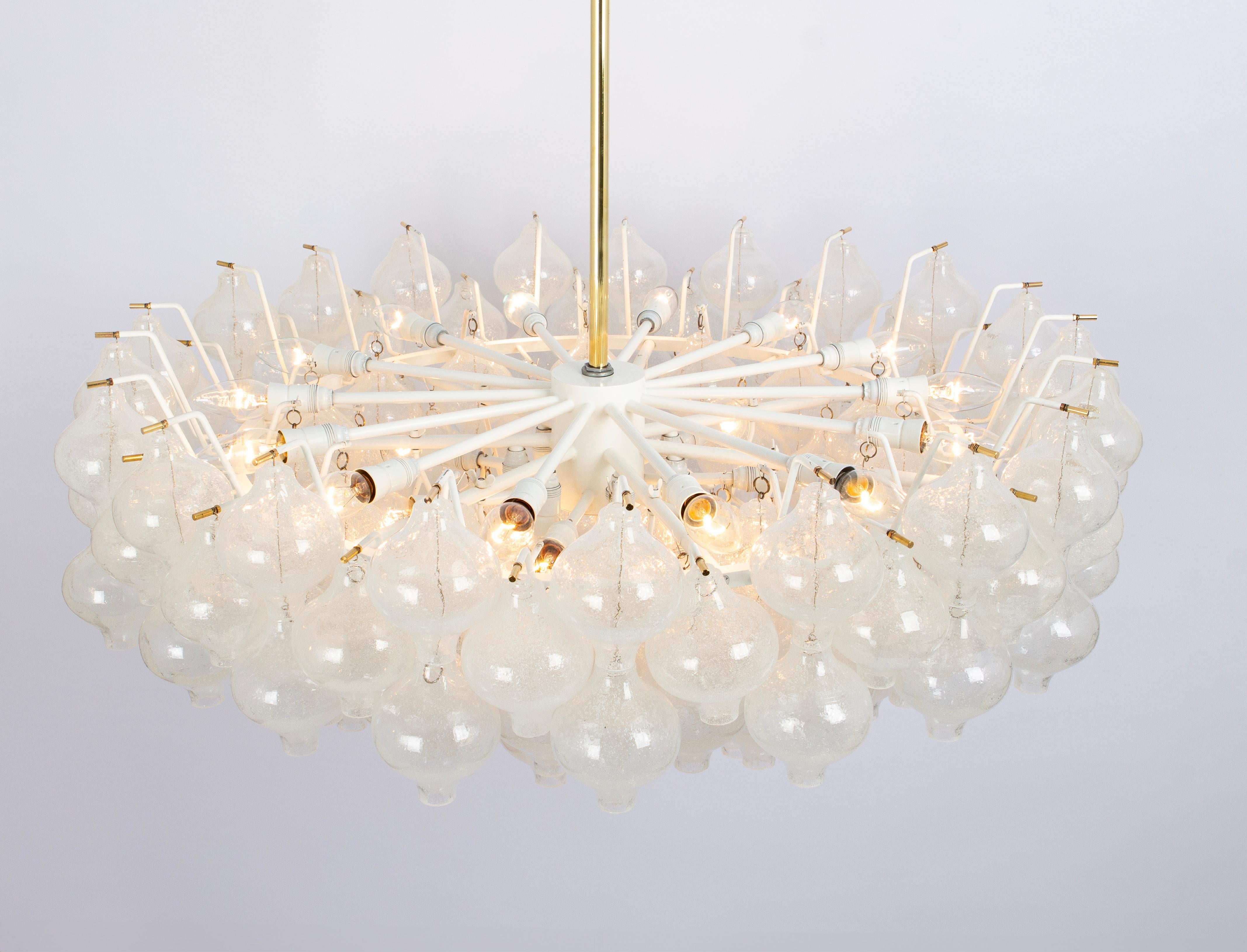 1 of 2 Extra Large Tulipan Glass Chandelier by Kalmar, Austria, 1960s For Sale 5