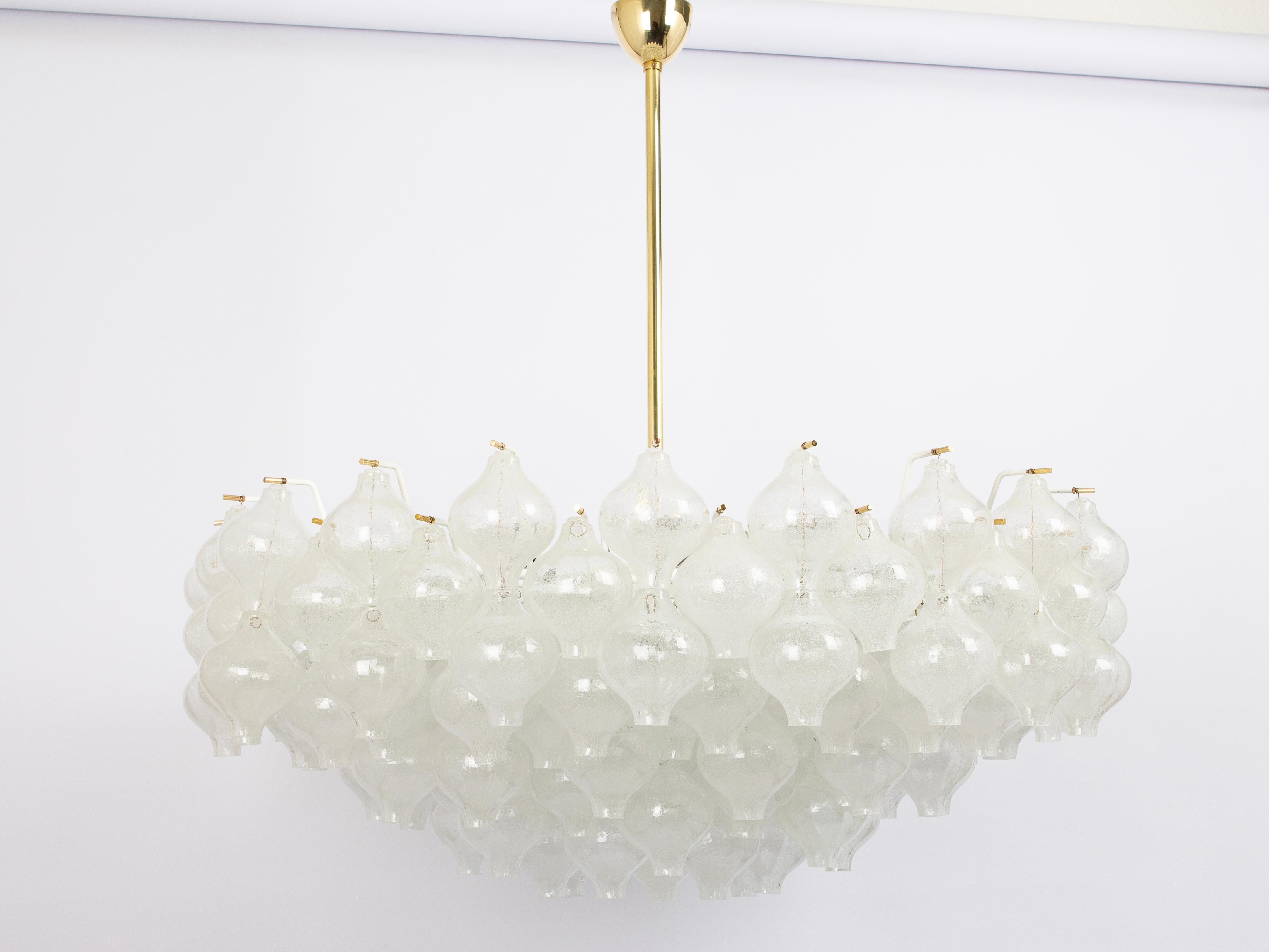 Wonderful onion-shaped -Tulipan glass chandelier. 155 hand-blown glasses suspended on a white painted metal frame.
Best of design from the 1960s by Kalmar, Austria. High quality of the materials.
The Kalmar Tulipan Chandelier is a stunning and