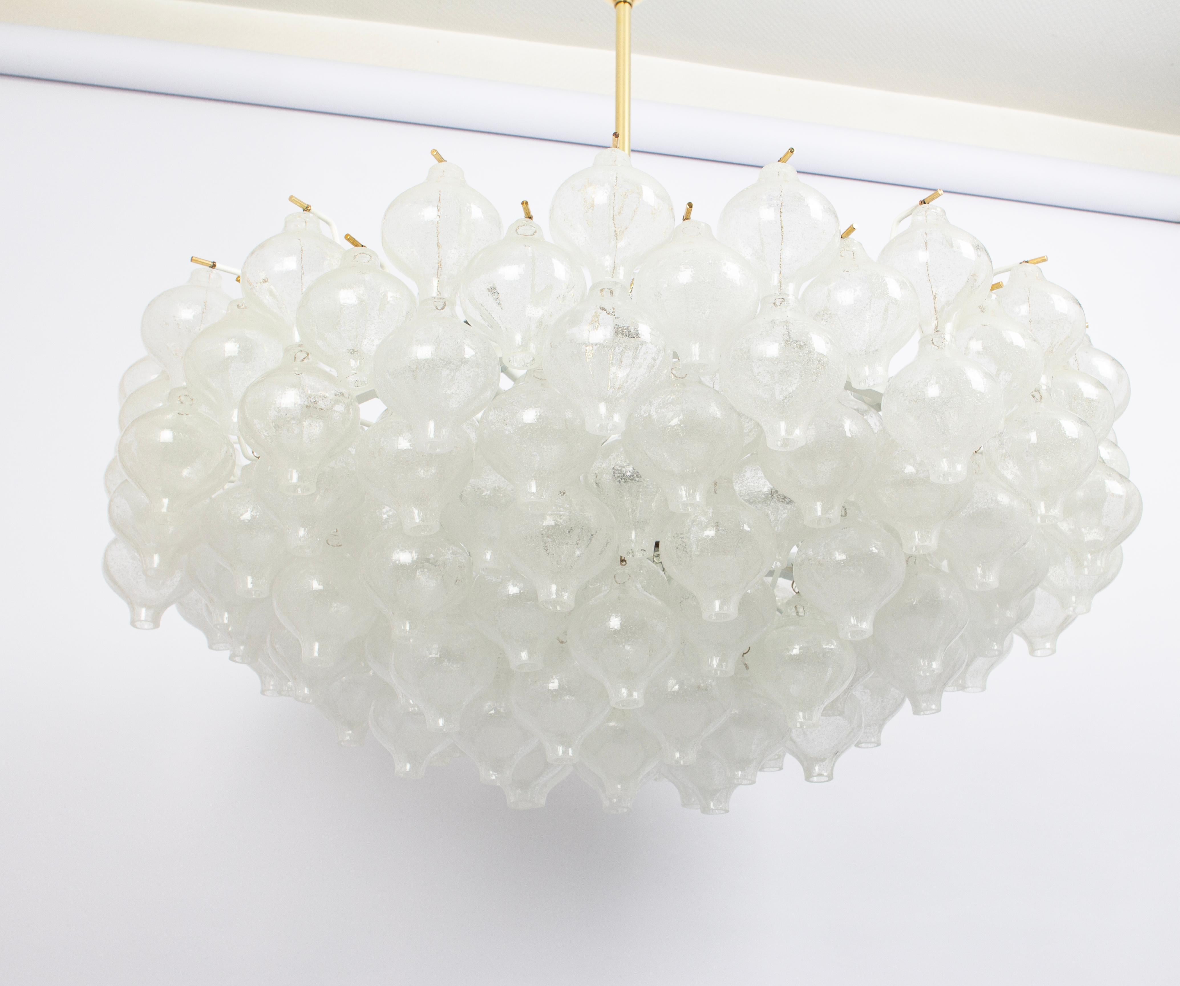 1 of 2 Extra Large Tulipan Glass Chandelier by Kalmar, Austria, 1960s In Good Condition For Sale In Aachen, NRW