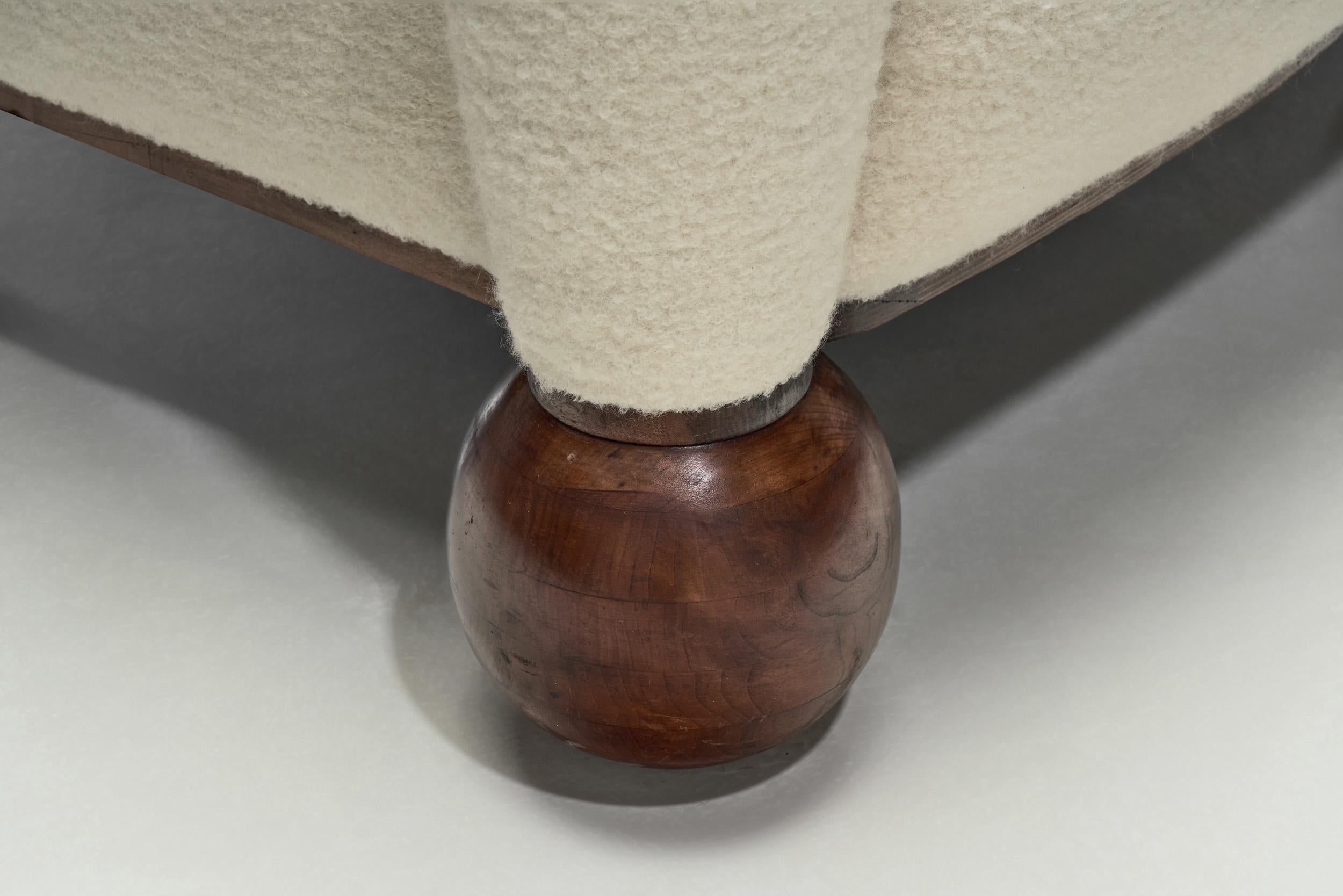Sillón Wingback Extra Grande Tapizado, Europa Años 40 en venta 7