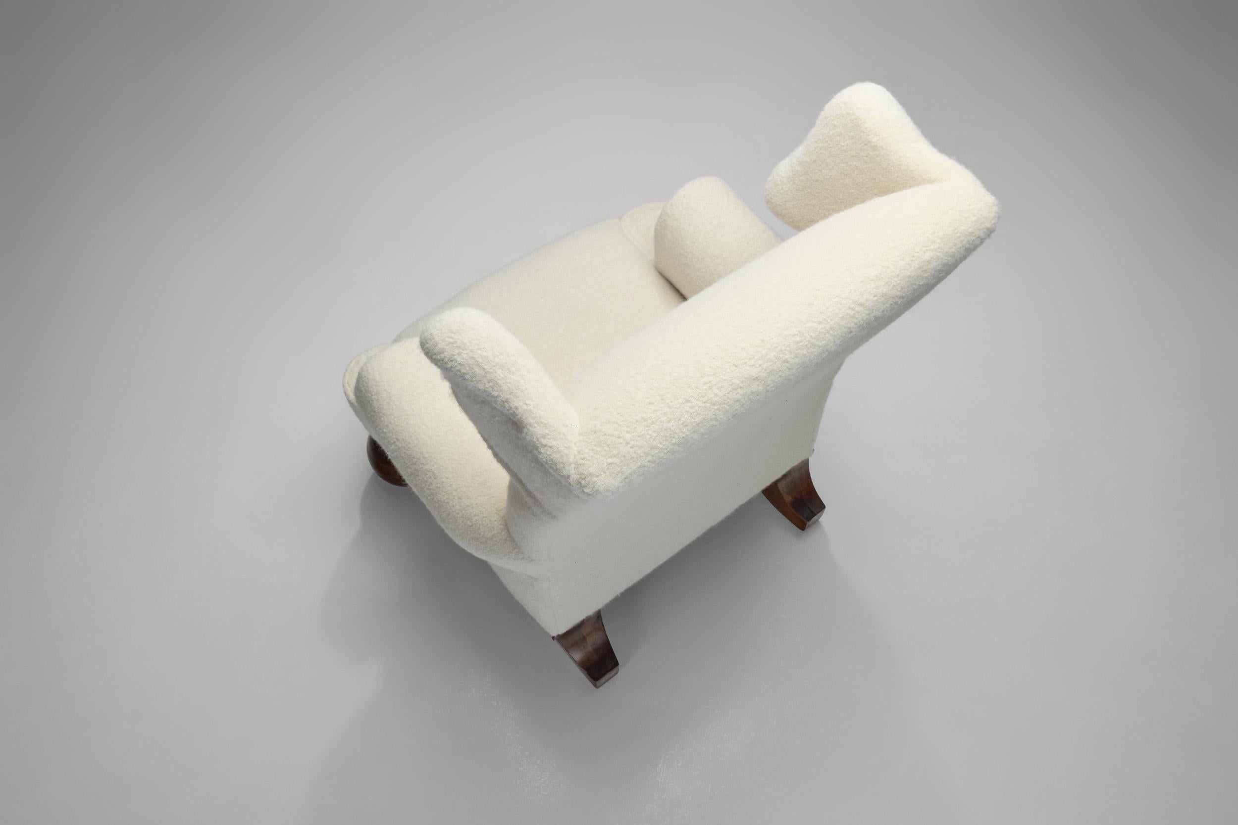 Sillón Wingback Extra Grande Tapizado, Europa Años 40 mediados del siglo XX en venta