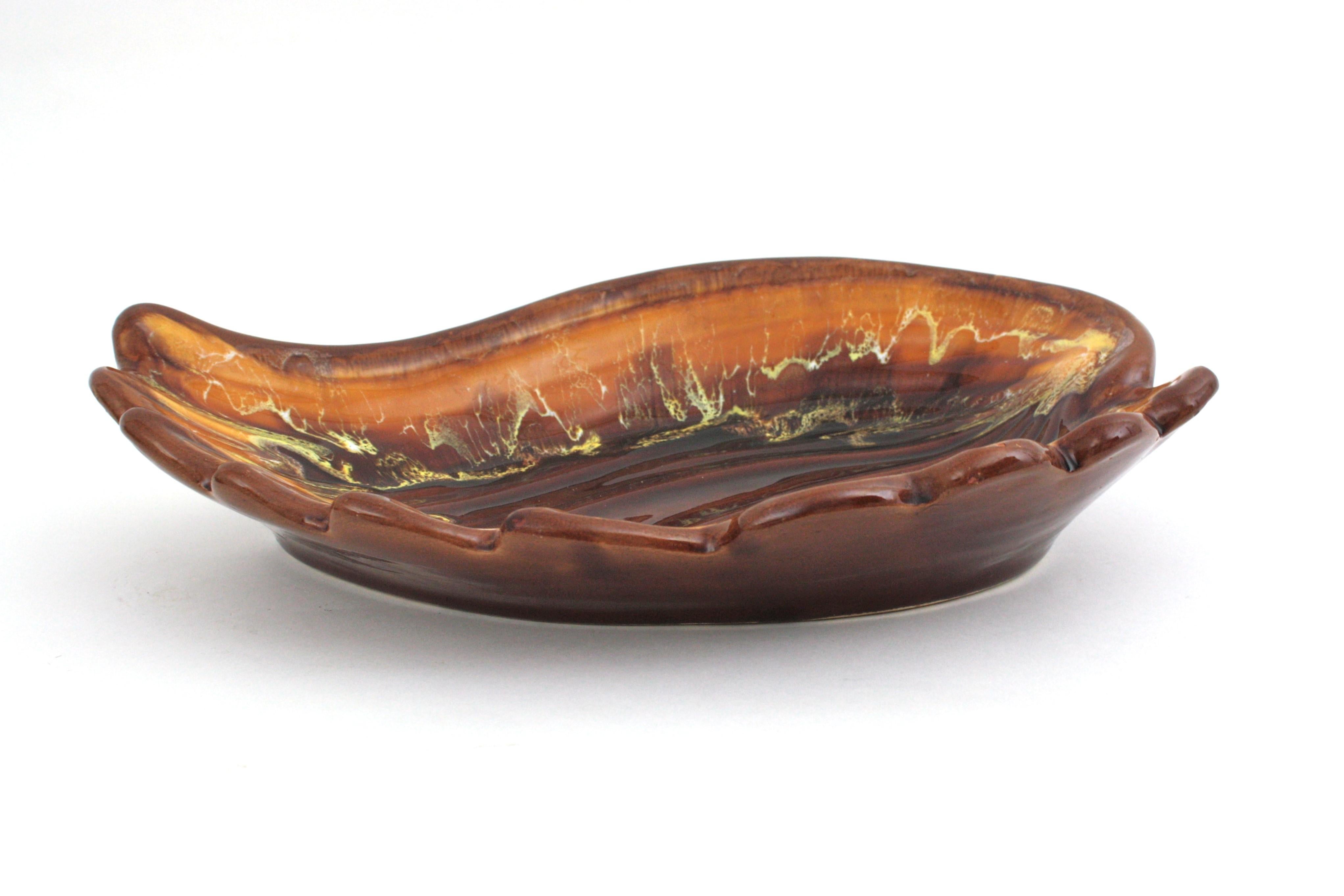Vallauris AM Extra Large Maiolica Ceramic Scalloped Leaf Platter / Centrotavola in vendita 3