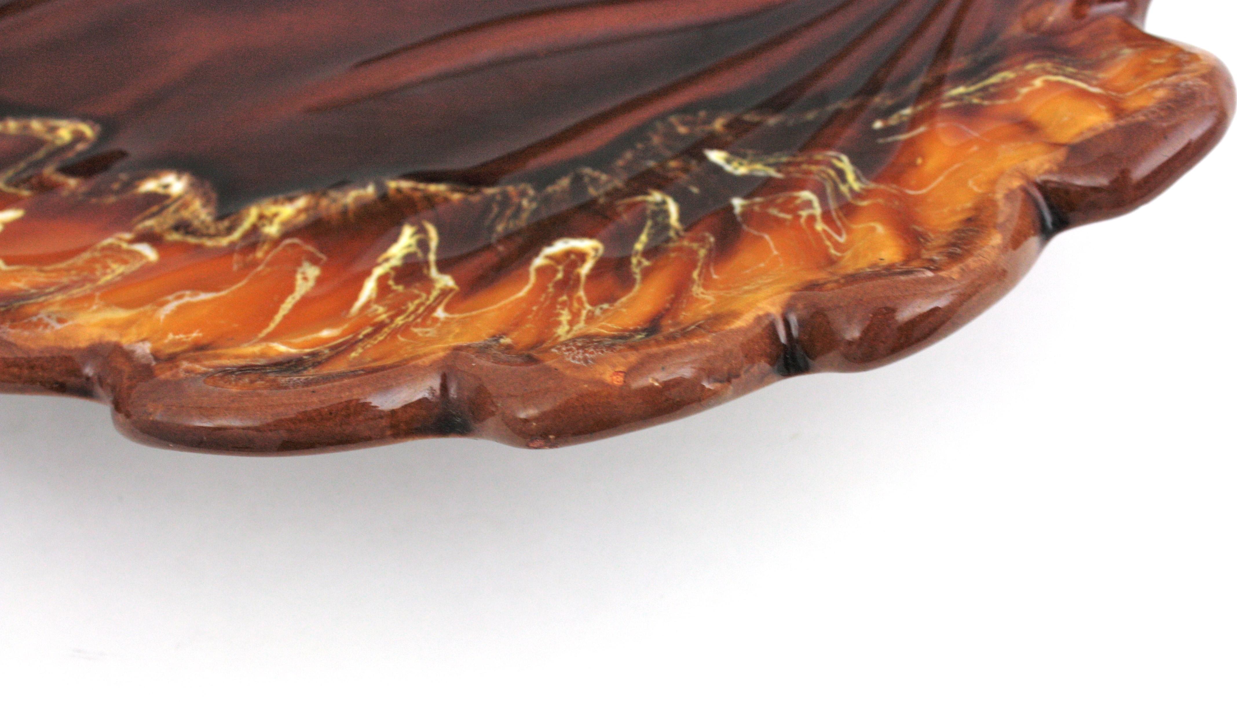 Vallauris AM Extra Large Maiolica Ceramic Scalloped Leaf Platter / Centrotavola in vendita 4