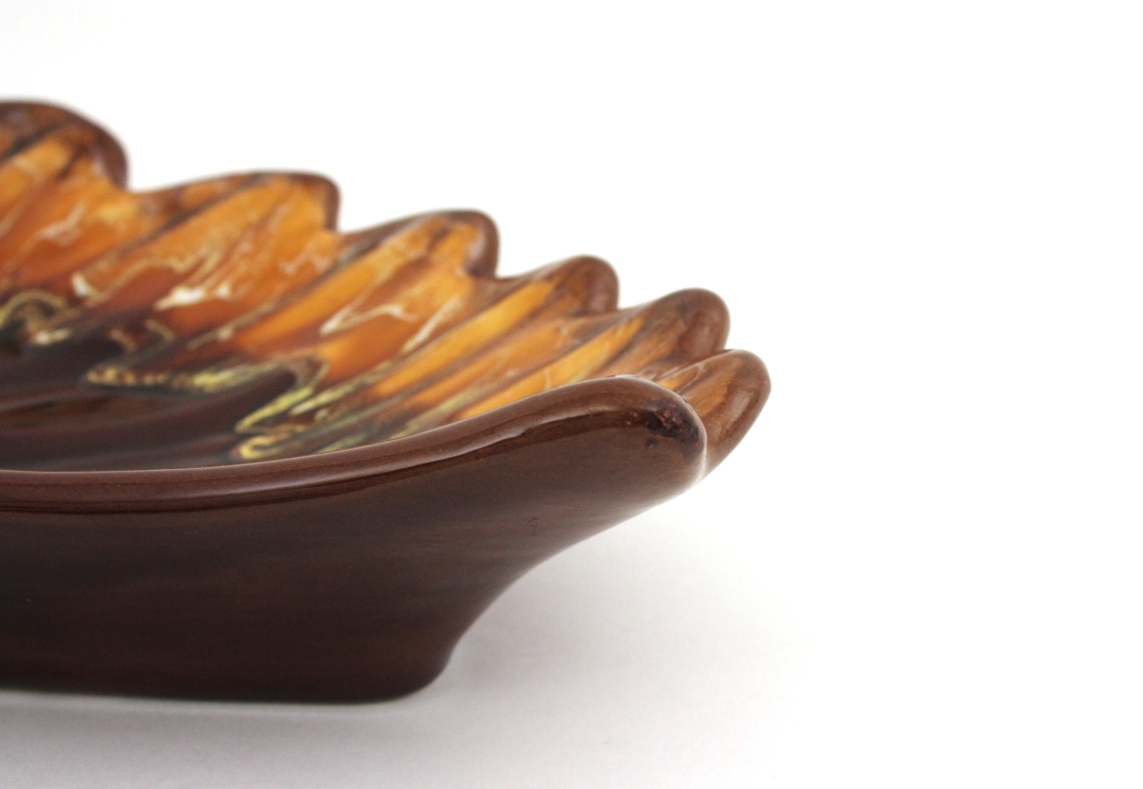 Vallauris AM Extra Large Maiolica Ceramic Scalloped Leaf Platter / Centrotavola in vendita 5