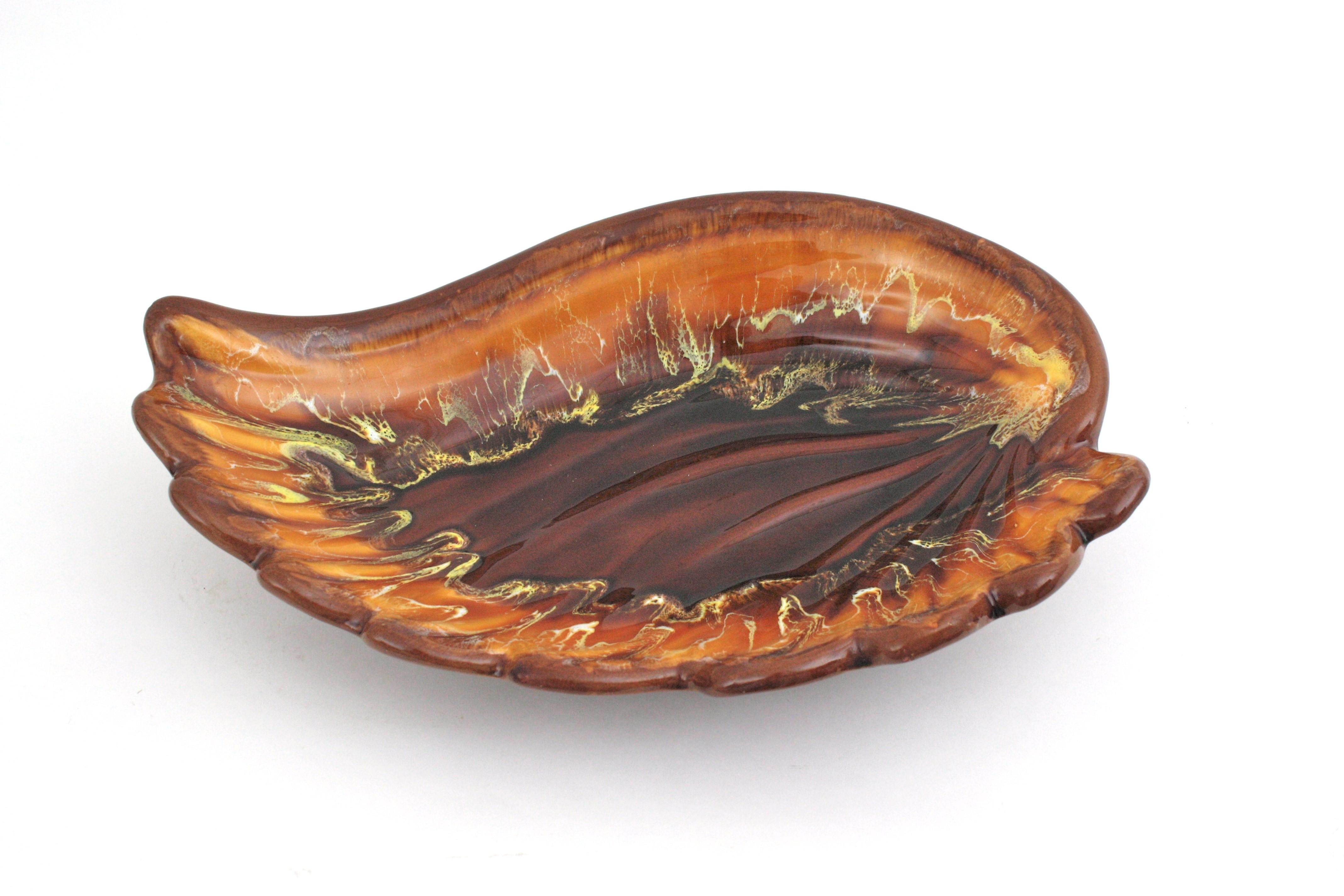 Accattivante piatto in ceramica smaltata a forma di foglia, vassoio da portata o centrotavola prodotto da Vallauris. Francia, 1950-1960.
Interessante da usare come centrotavola decorativo, fruttiera, videopoche o vassoio da portata. Le sue grandi