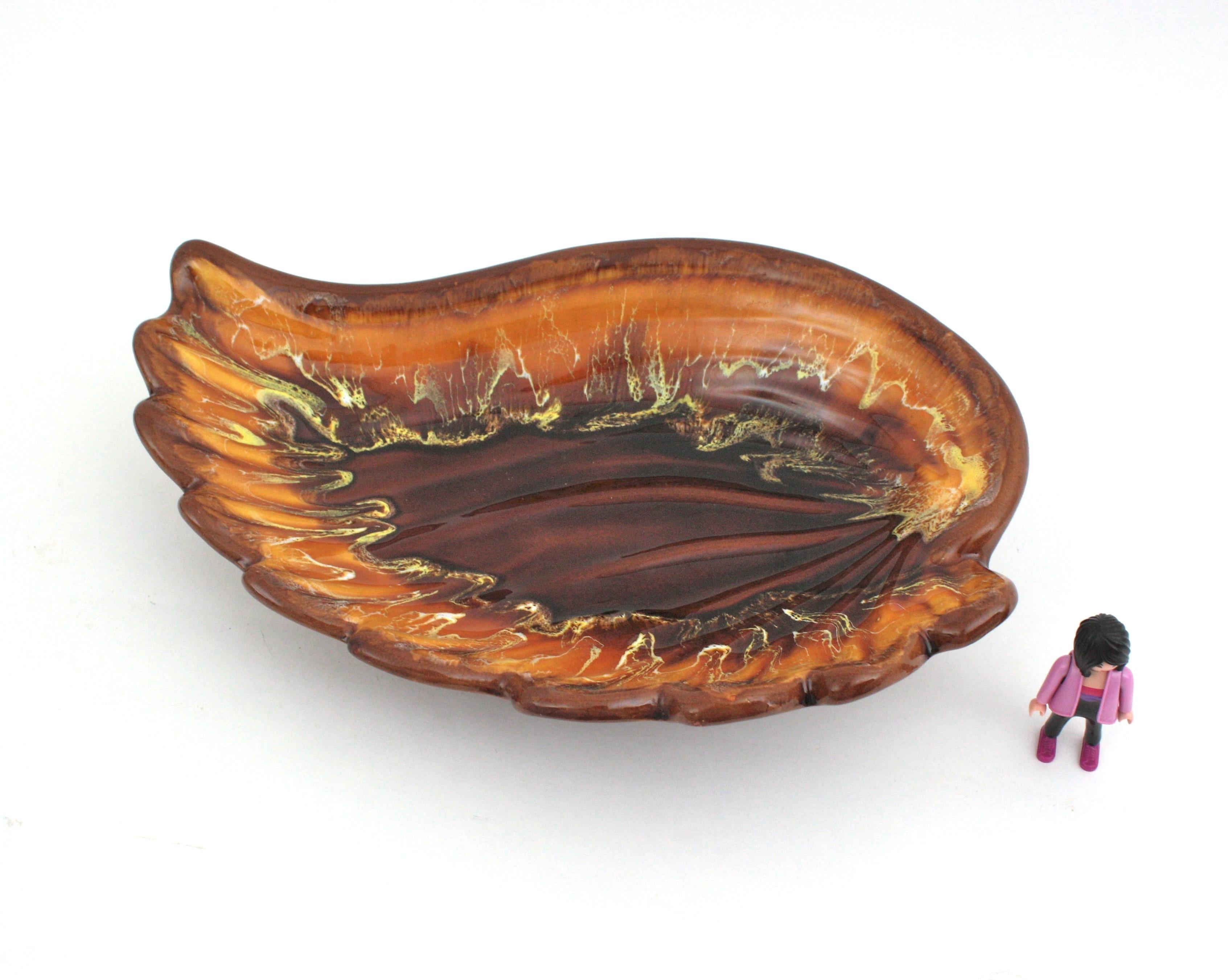 Mid-Century moderno Vallauris AM Extra Large Maiolica Ceramic Scalloped Leaf Platter / Centrotavola in vendita