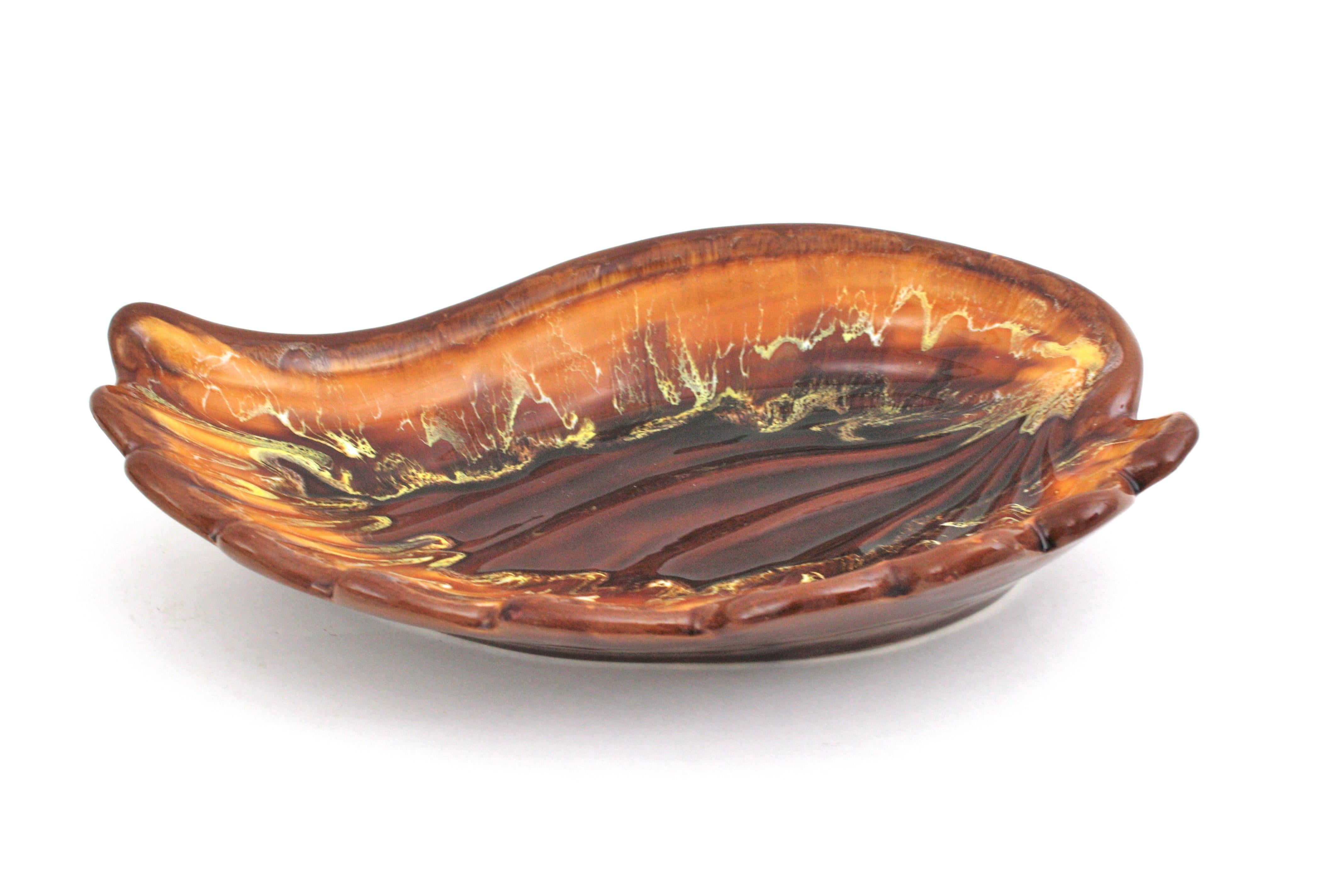 Francese Vallauris AM Extra Large Maiolica Ceramic Scalloped Leaf Platter / Centrotavola in vendita