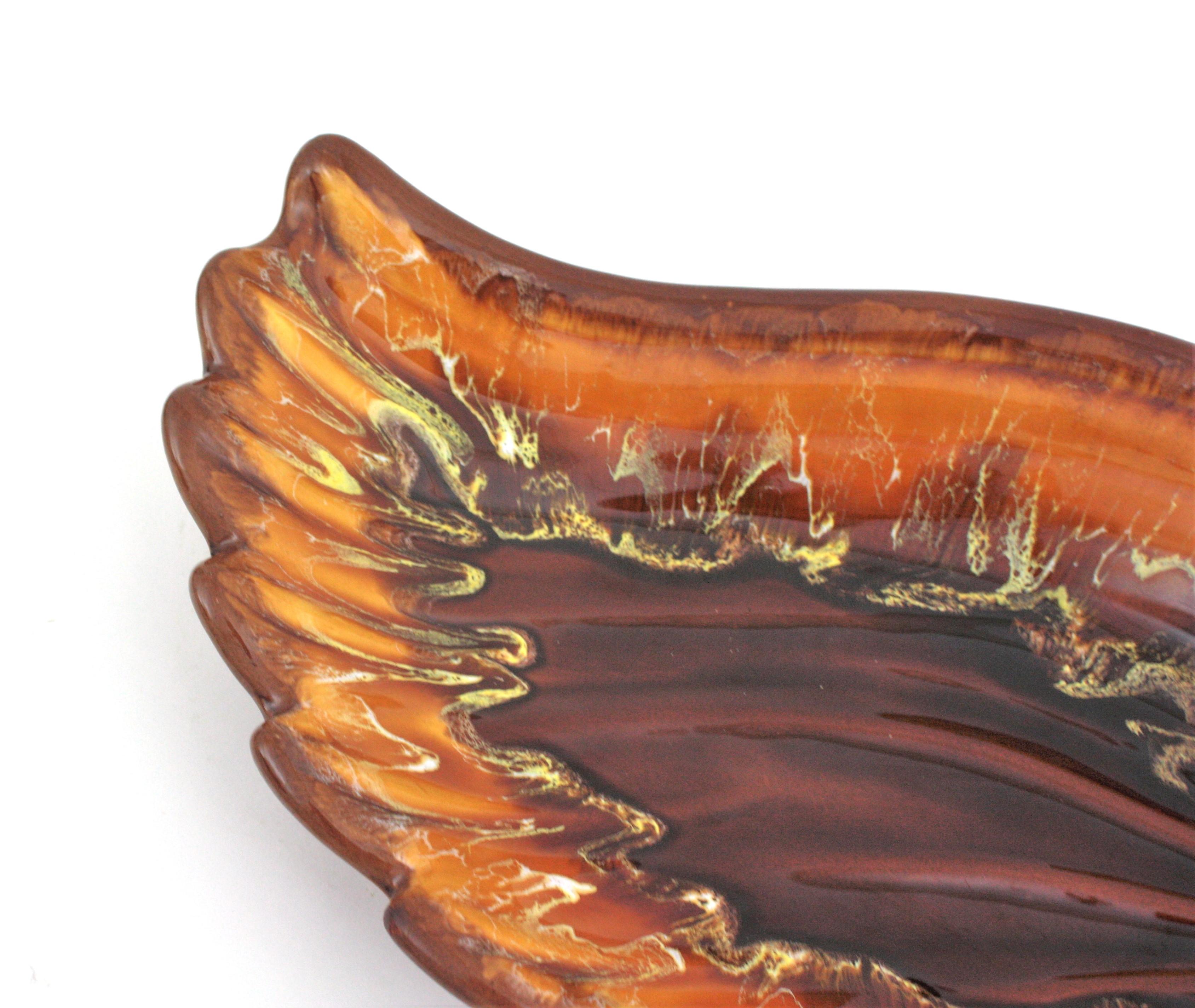 Smaltato Vallauris AM Extra Large Maiolica Ceramic Scalloped Leaf Platter / Centrotavola in vendita